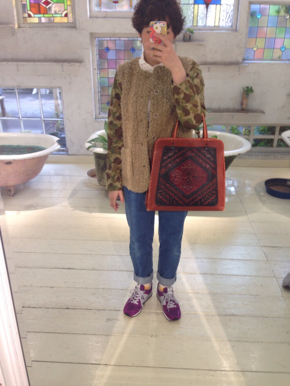 「BEAMS BOY、カモフラ、カモ柄、モコモコ素材、Danton、code、ニューバランス、NEW  BALANCE 、ショートヘアー、パーマ」｜「BEAMS BOYのBEAMS BOY / フェイクアルパカ カモブルゾン（ブルゾン、グレー系）」を使った、チホさん（レディース・157cm）の秋コーディネートの1枚目の写真