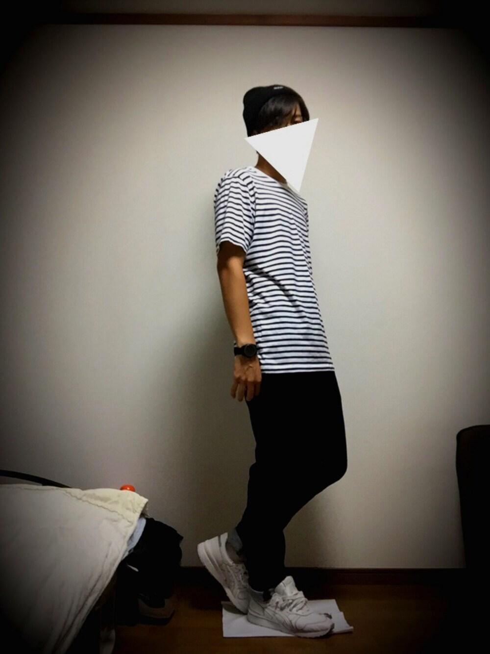 ホワイト系のTシャツ/カットソー、ホワイト系のスニーカー、ブルー系のデニムパンツを着用したメンズの夏コーディネートの1枚目の写真