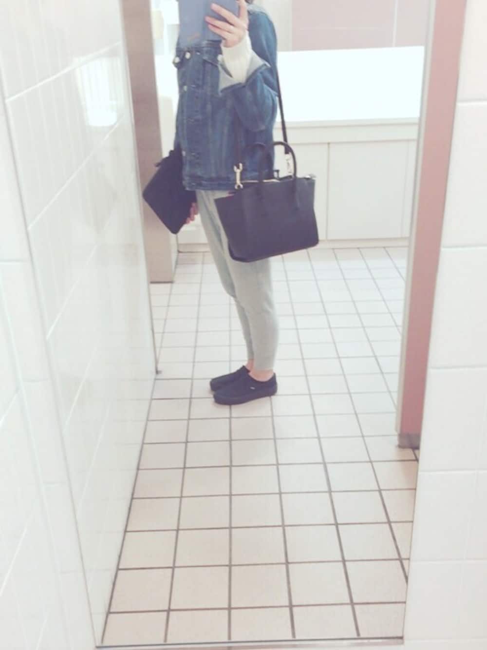 ブルー系のデニムジャケット、ホワイト系のニット/セーター、グレー系のその他パンツを着用したレディースの冬コーディネートの1枚目の写真