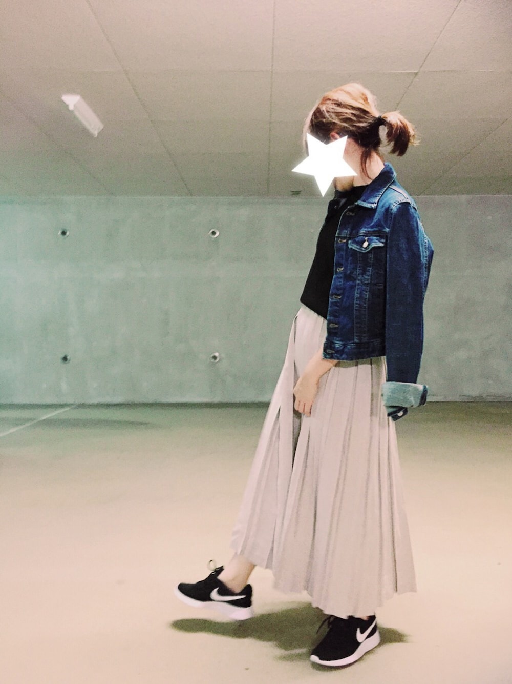 「秋、スエードスカート、ローリーズファーム(LOWRYS FARM)、ZARA、アパートバイローリーズ、Gジャン、カジュアル、ドラフトABC、ドラフトABL、ナイキ」｜「LOWRYS FARMのトタンテレコハイネック／ＳＳ　721588 （Tシャツ/カットソー、ブラック系）」を使った、chihirooさん（レディース・151cm）の秋コーディネートの1枚目の写真