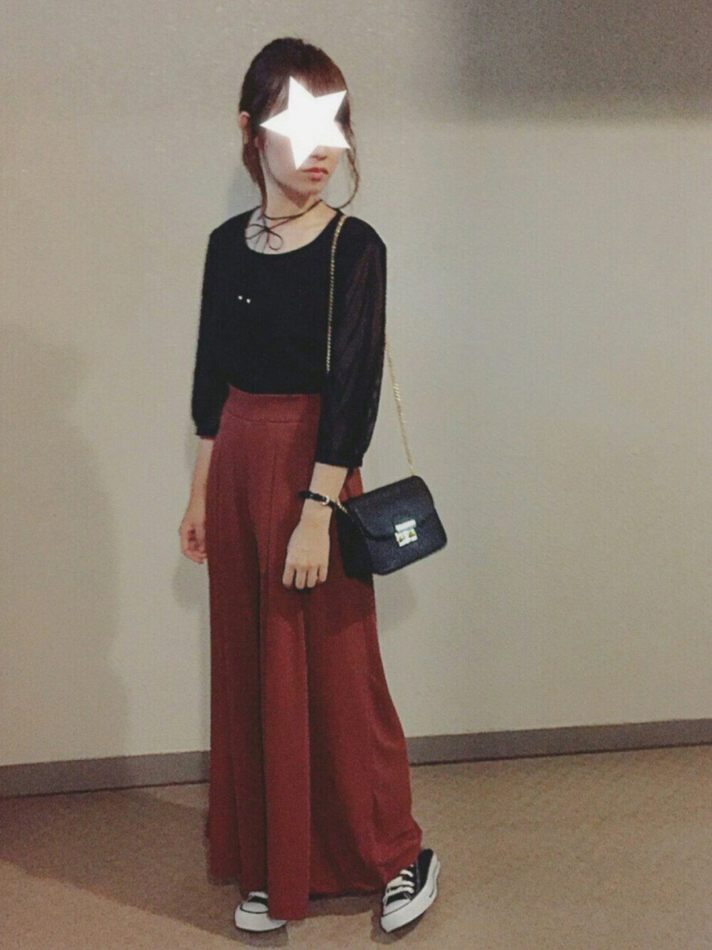 「大人カジュアル、KBF、チョーカー、ローリーズファーム(LOWRYS FARM)、ユニクロ、プチプラ、コンバース、パンツスタイル、テラコッタ、UNIQLO」｜「KBFのKBF 袖ストライプトップス（Tシャツ/カットソー、ブラック系）」を使った、chihirooさん（レディース・151cm）の秋コーディネートの1枚目の写真
