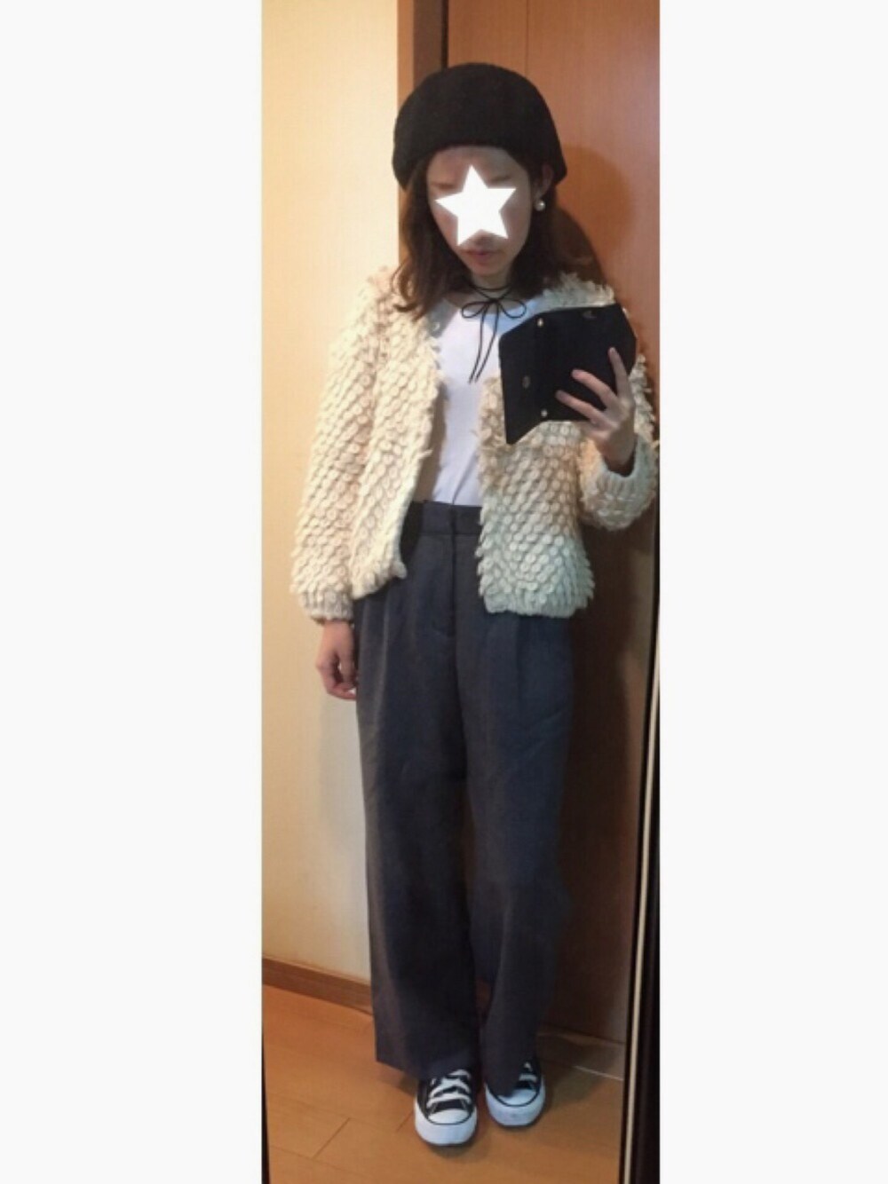 「休日スタイル、ラフ、オトナガーリー、プチプラ、マジェスティックレゴン、ローリーズファーム(LOWRYS FARM)、ループカーディガン、アパートバイローリーズ、ベレー帽、タックイン」｜「MAJESTIC LEGONの【Ray 12月号掲載】ループヤーンショートカーディガン（カーディガン/ボレロ、ホワイト系）」を使った、chihirooさん（レディース・151cm）の秋コーディネートの1枚目の写真