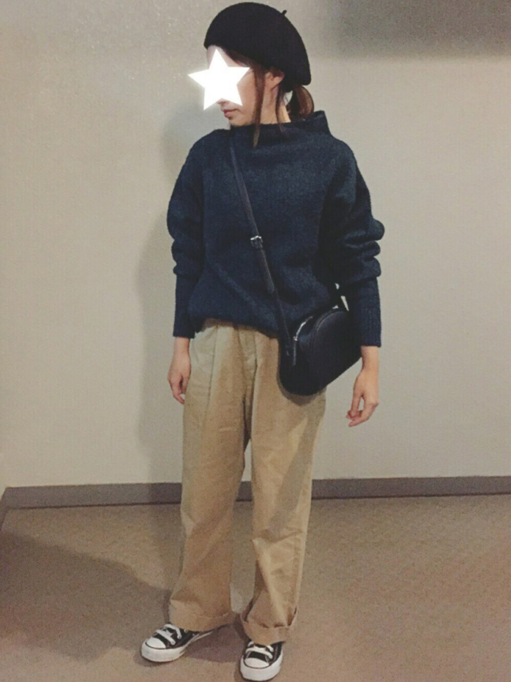 「冬、ハイネックニット、ワイドパンツ、earth music&ecology、プチプラ、コンバース、オトナカジュアル、ビッグシルエット、UNIQLO、タックイン」｜「UNIQLOのアイテム（ニット/セーター、ブルー系）」を使った、chihirooさん（レディース・151cm）の秋コーディネートの1枚目の写真