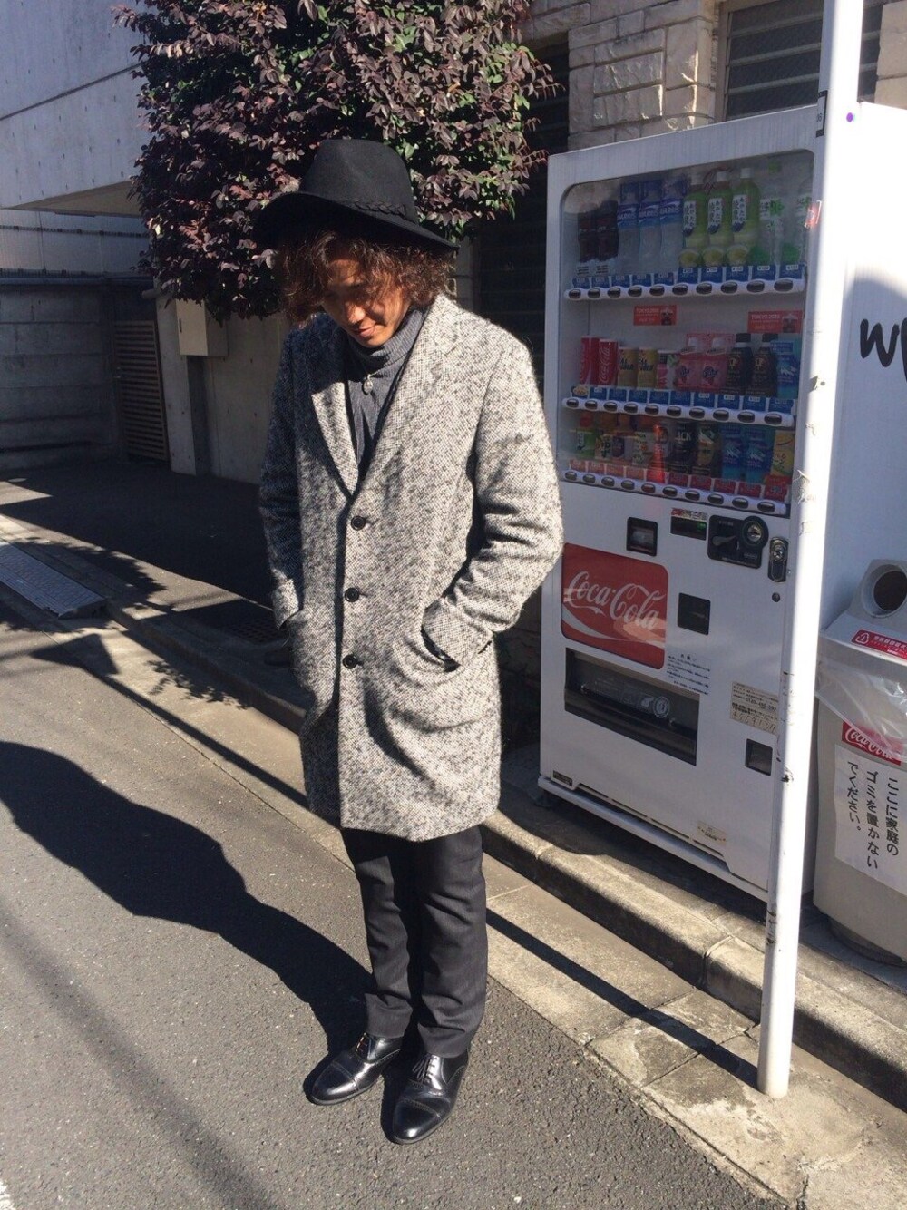 「ロングジャケット、ローリーズファーム(LOWRYS FARM)、タートルネック、グレー、ニュートラルカラー、ハット、無地コーデ、パーマ」｜「ローリーズファームのアイテム（トレンチコート、グレー系）」を使った、ポールさん（メンズ・180cm）の冬コーディネートの1枚目の写真