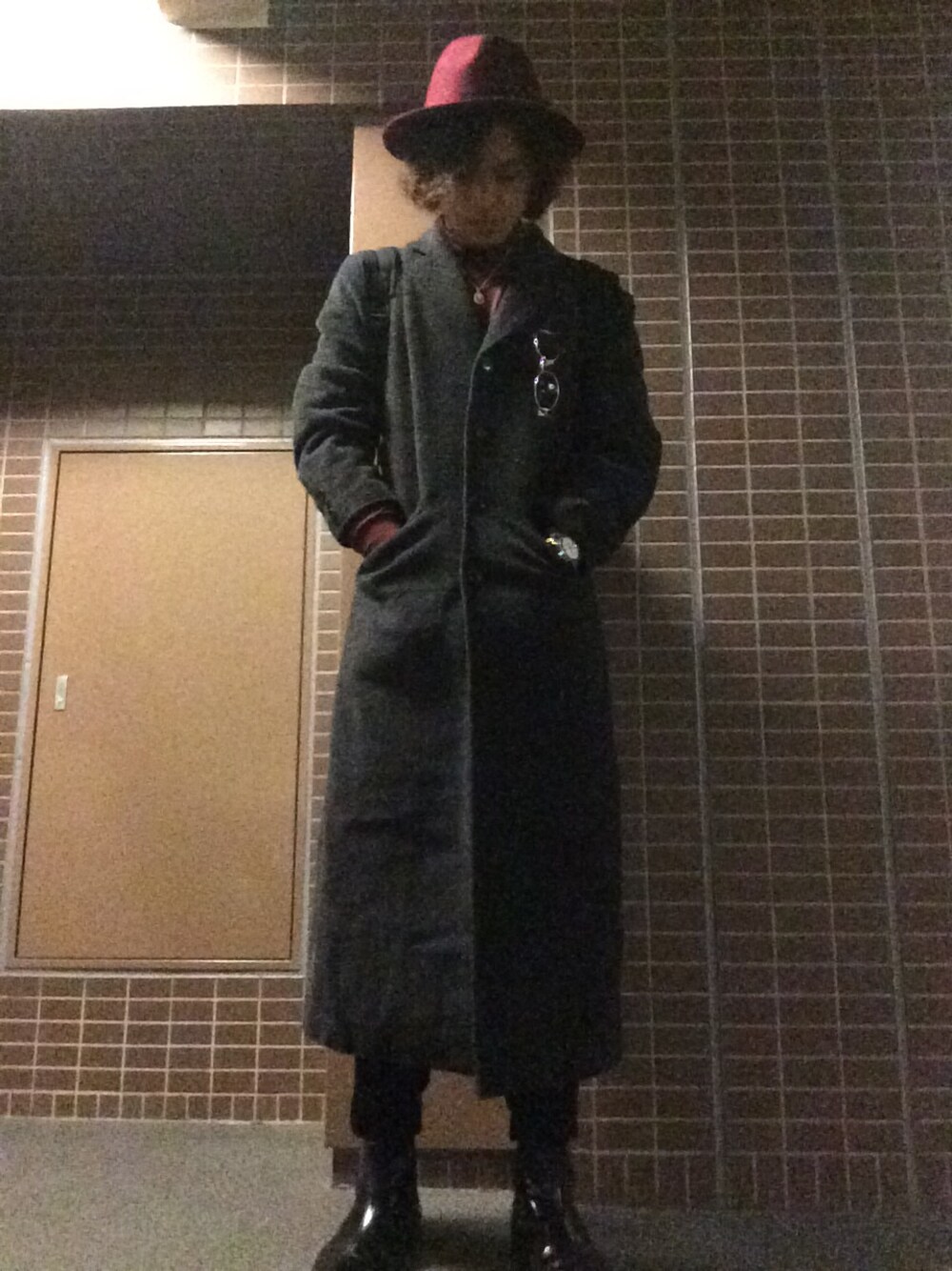 「コムサメン、UNIQLO、LouisVuitton、ootd、potd、ロングコート、ワインレッド、GUCCI、TOMMY」｜「UNIQLOのアイテム（その他トップス、レッド系）」を使った、ポールさん（メンズ・180cm）の冬コーディネートの1枚目の写真