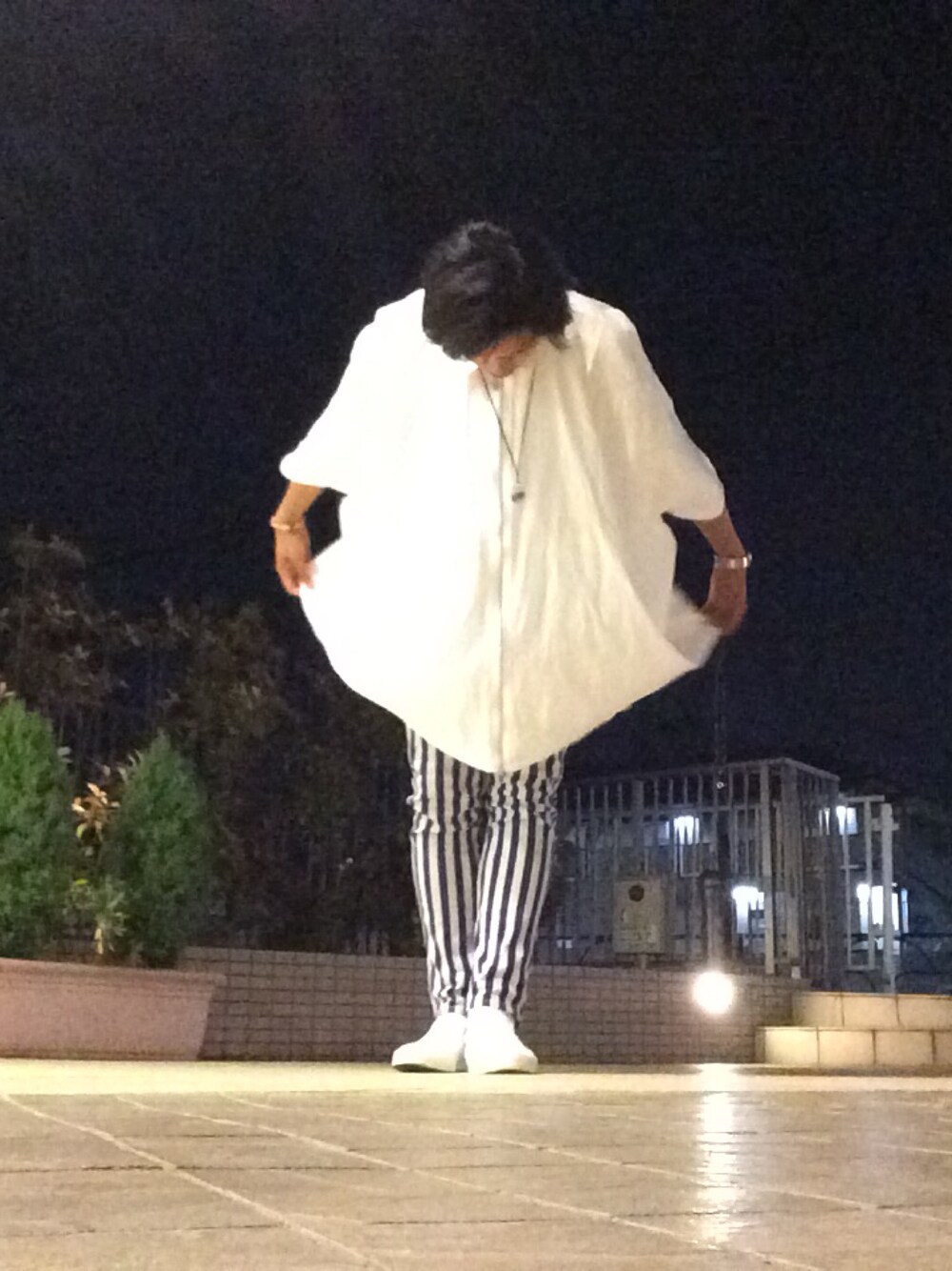 「ストライプ、モノマニア、白シャツ、パンツ、ストライプパンツ、青、スリッポン、白スリッポン、雨の日コーデ」｜「monomaniaのアイテム（シャツ/ブラウス、ホワイト系）」を使った、ポールさん（メンズ・180cm）の夏コーディネートの1枚目の写真