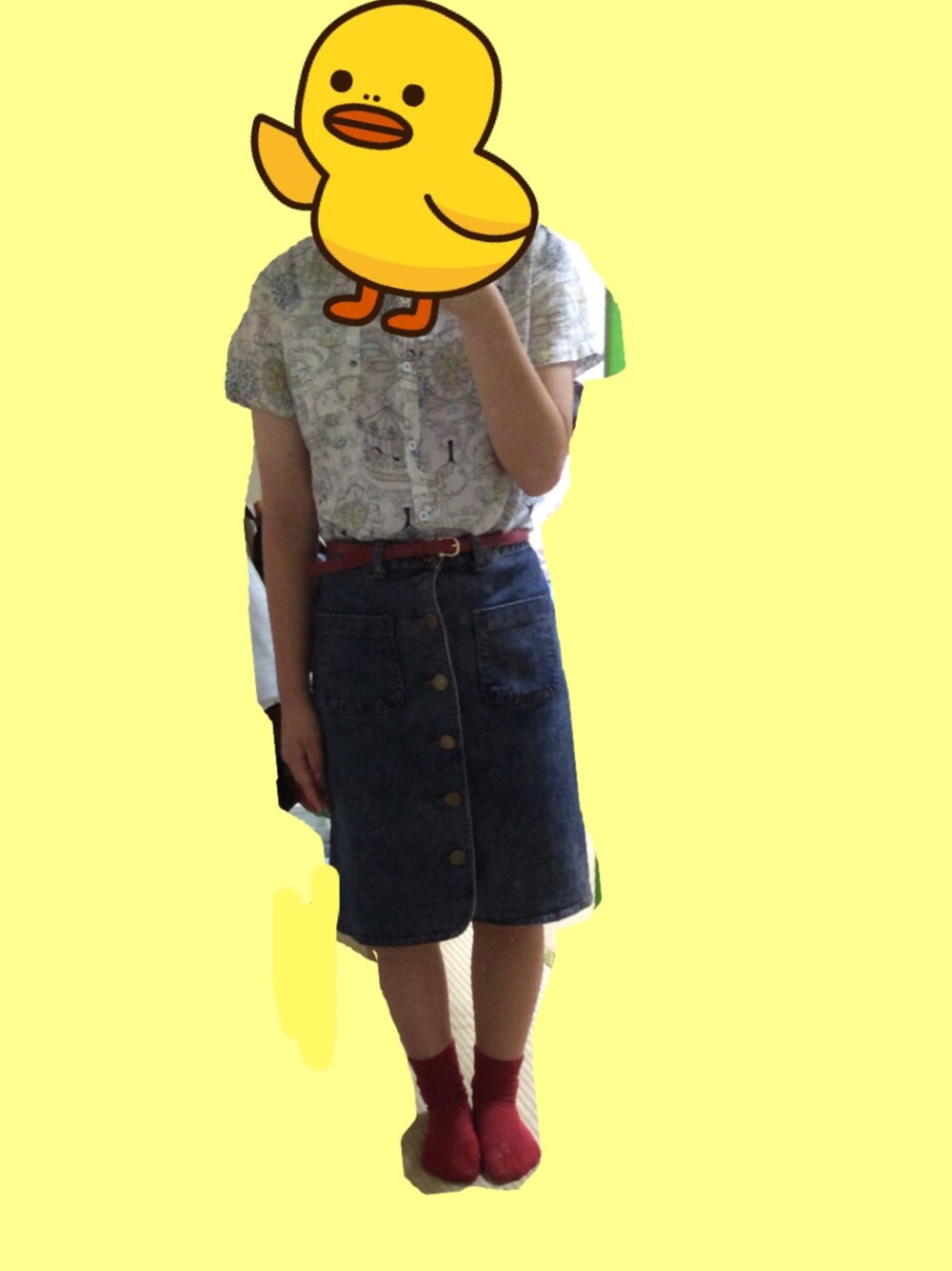 「デニムスカート、古着、柄シャツ、赤い靴下、ウエストイン」｜「WEGOのWEGO/デニム前ボタンタイトスカート（デニムスカート、ブルー系）」を使った、mさん（レディース・153cm）の夏コーディネートの1枚目の写真