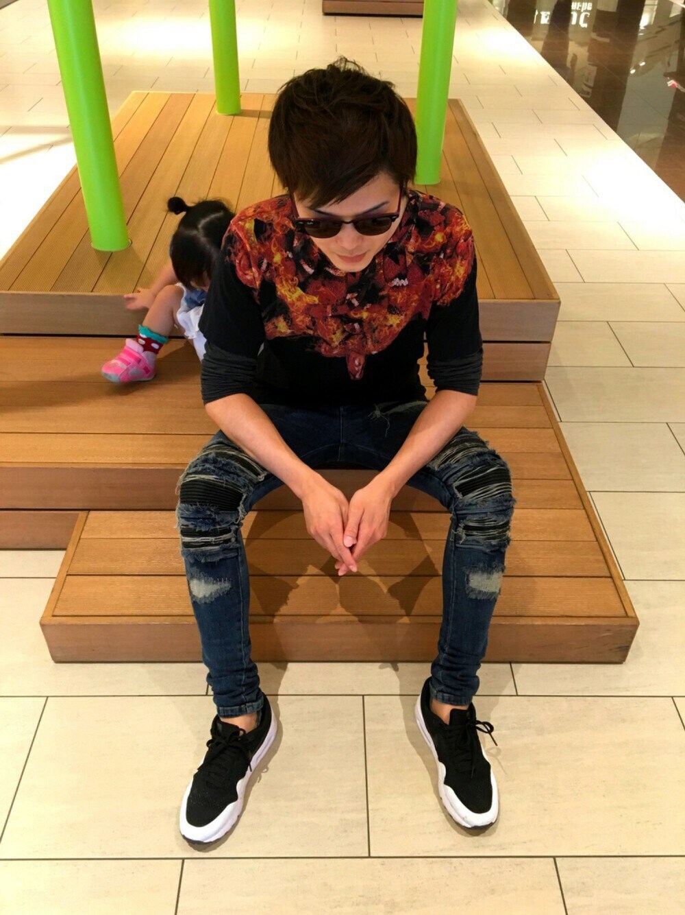 「Ray-Banのアイテム（サングラス、パープル系）」を使った、ユースケさん（メンズ・168cm）の春コーディネートの1枚目の写真