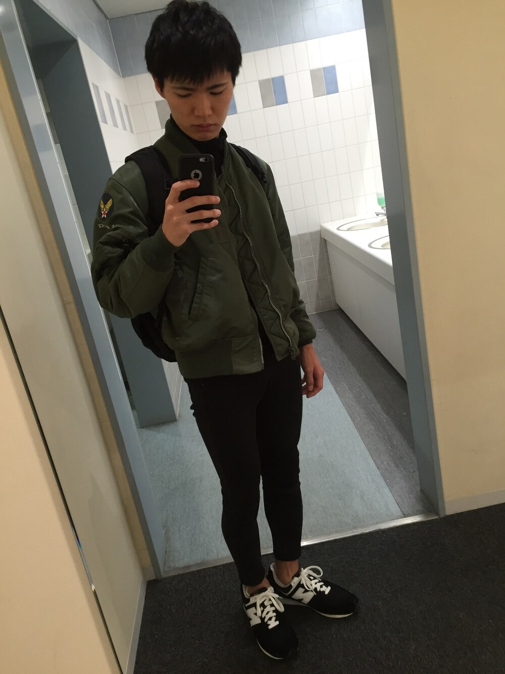 「MA-1、黒スキニー、黒リュック、モード、モノトーン、vintage、ハイネック、スラウチデニム」｜「VINTAGEのアイテム（ミリタリージャケット、グリーン系）」を使った、ちんおのさん（メンズ・172cm）の秋コーディネートの1枚目の写真