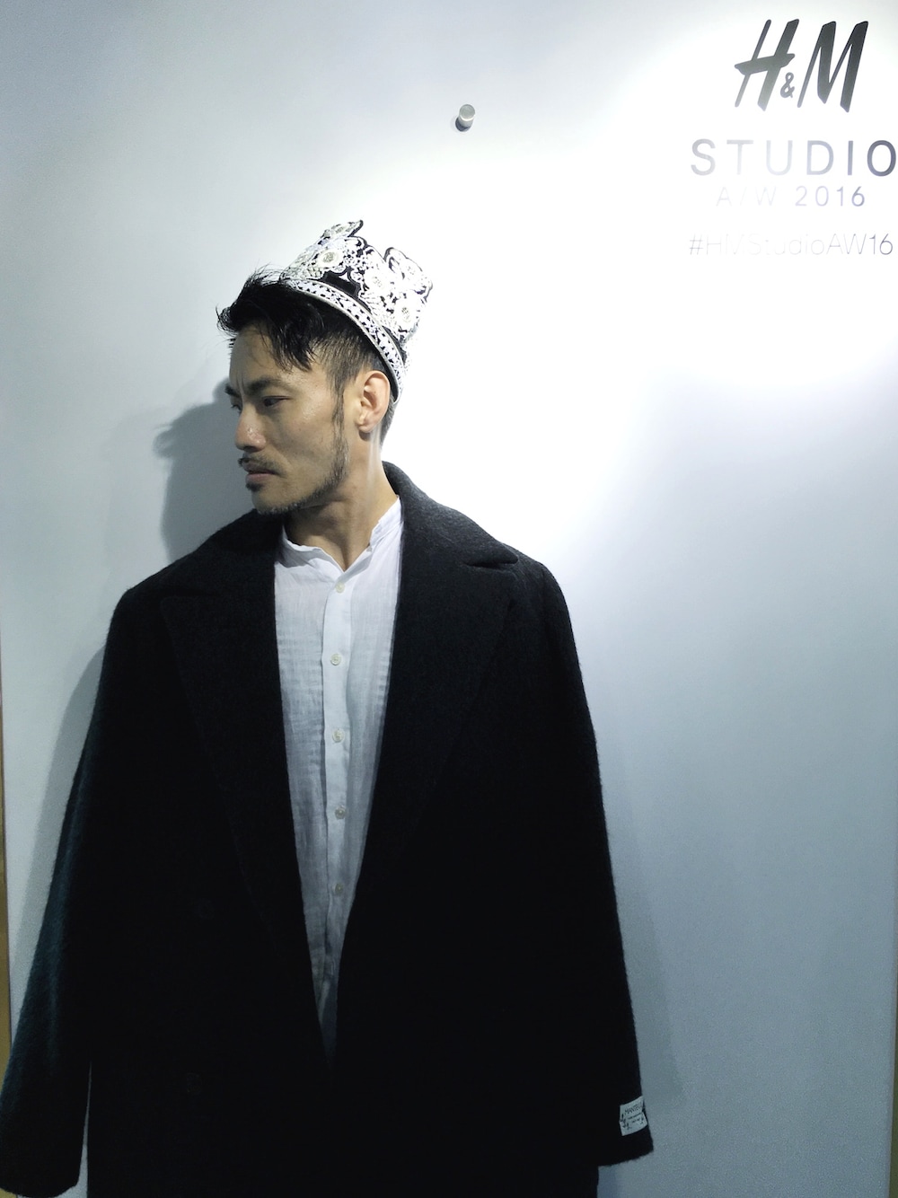 「H&M、fw2016」｜「H&Mのアイテム（トレンチコート、ブラック系）」を使った、David Wongさん（メンズ・173cm）の夏コーディネートの1枚目の写真