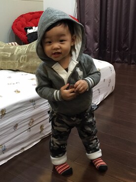 「アイテム（デニムパンツ、グリーン系）」を使った、Danielさん（キッズ・80cm）の冬コーディネート