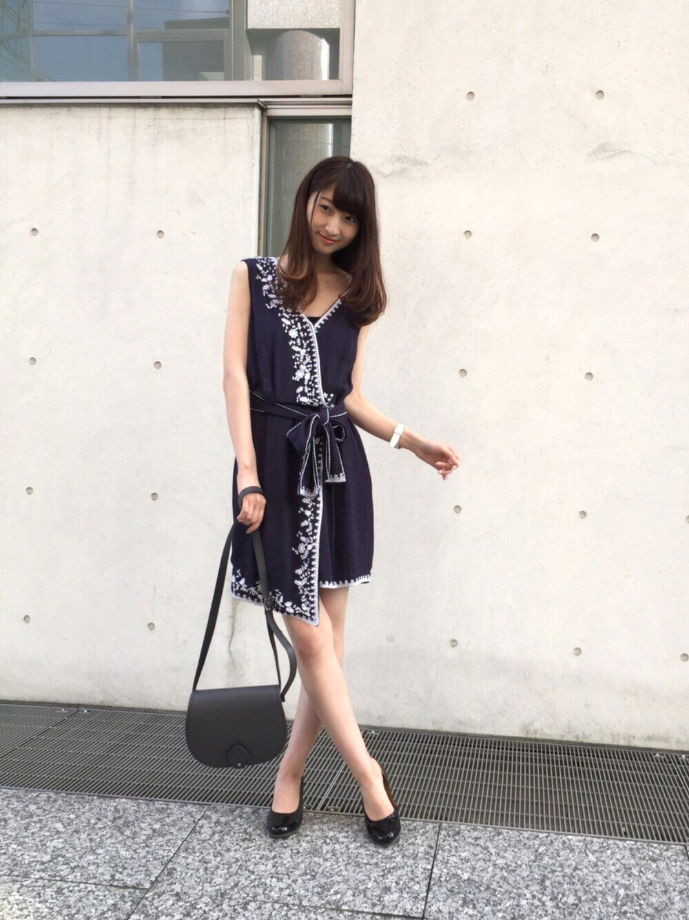 ブルー系のドレス、グレー系のショルダーバッグを着用したレディースの夏コーディネートの1枚目の写真