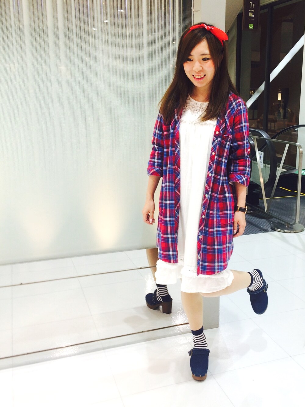 「靴下屋、あしもと倶楽部、ワンピース×シャツ、バンダナ」｜「AS KNOW AS plusのアイテム（バンダナ/スカーフ、レッド系）」を使った、ちぃさん（レディース・158cm）の春コーディネートの1枚目の写真