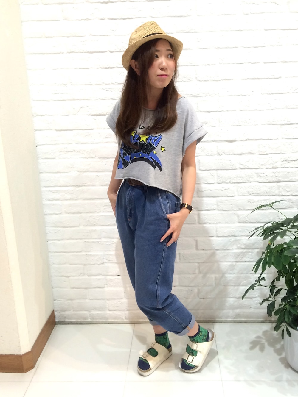 グレー系のTシャツ/カットソー、ブルー系のデニムパンツ、ホワイト系のサンダルを着用したレディースの夏コーディネートの1枚目の写真