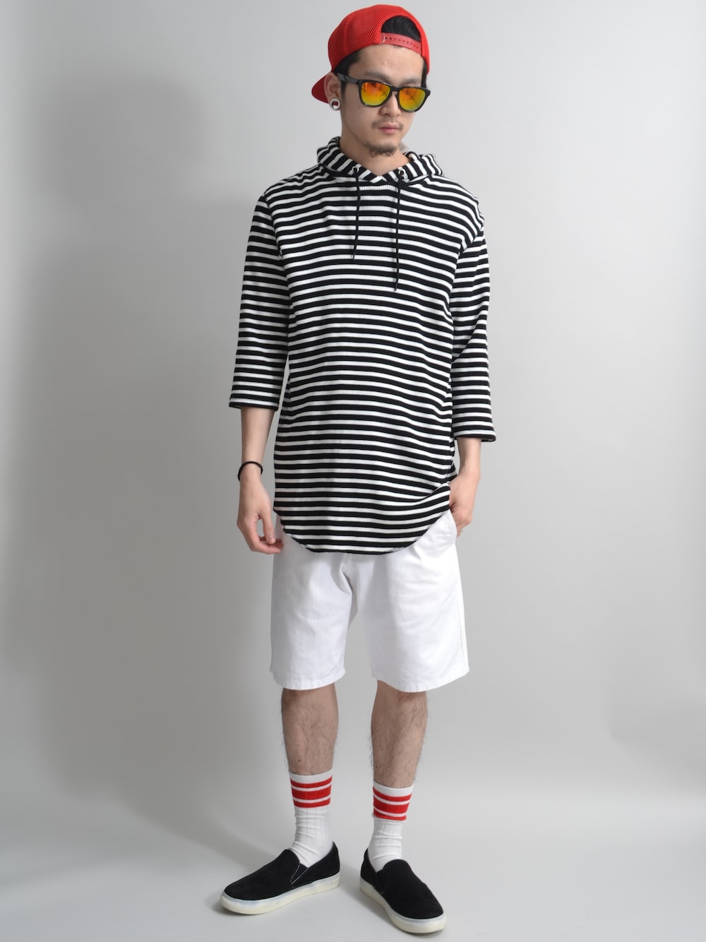 ブラック系のTシャツ/カットソー、ホワイト系のその他パンツ、ブラック系のスニーカーを着用したメンズの春コーディネートの1枚目の写真