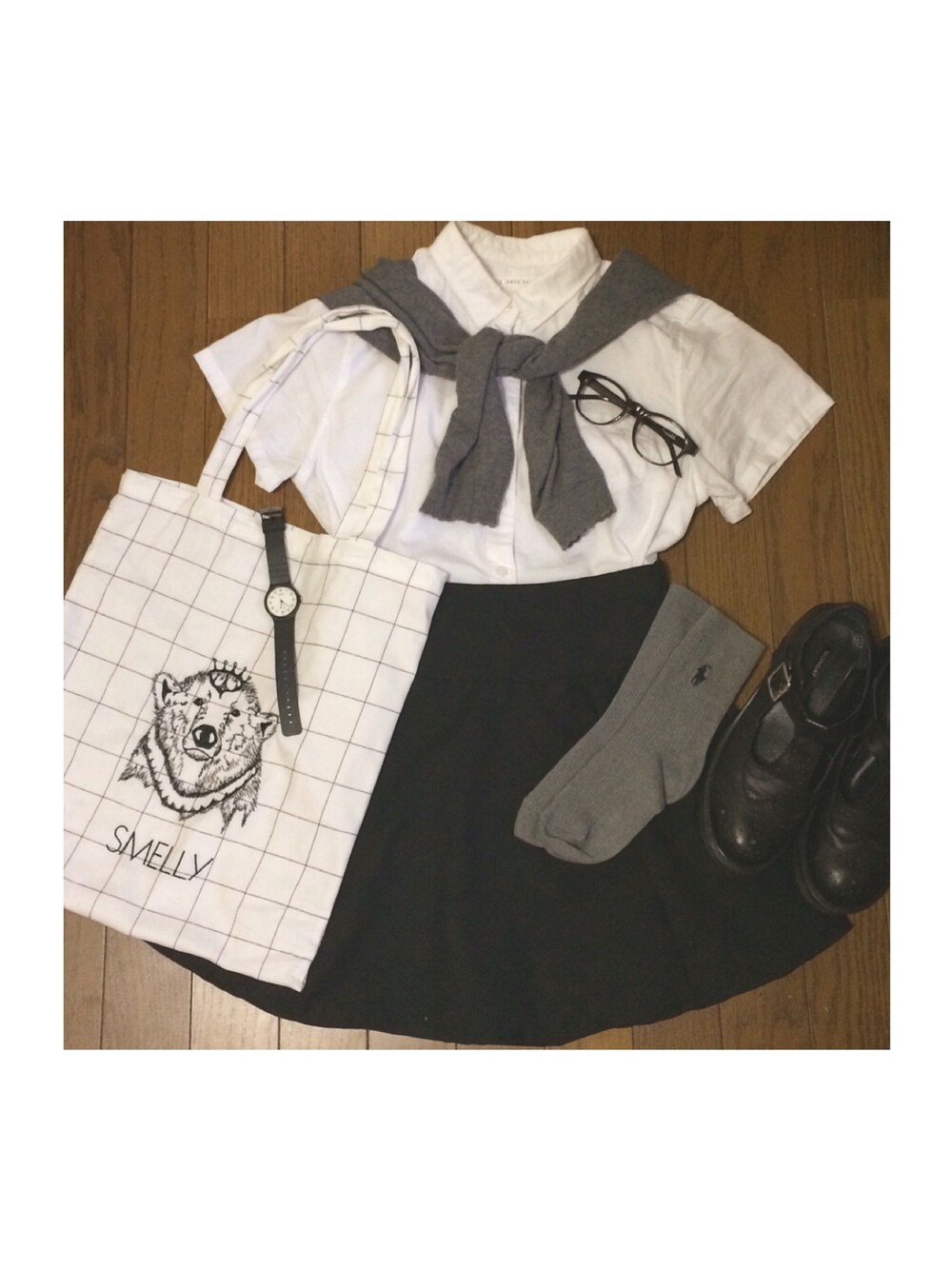 「SMELLY、ウィンドウペン、トートバッグ、グレー、肩掛けカーデ、earth music&ecology、白シャツ、CASIO、めがね、初投稿」｜「SMELLYのアイテム（トートバッグ、ホワイト系）」を使った、米さん（レディース・154cm）の夏コーディネートの1枚目の写真
