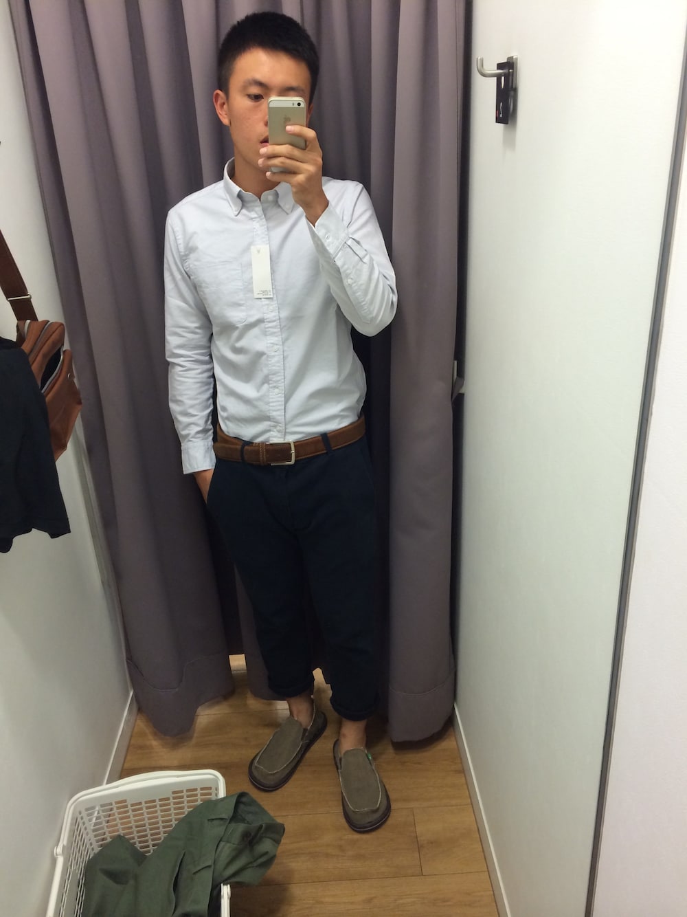 「UNIQLO、sanuk、FIFTY PERCENT」｜「UNIQLOのアイテム（シャツ/ブラウス、グレー系）」を使った、Mark Wuさん（メンズ・172cm）の夏コーディネートの1枚目の写真