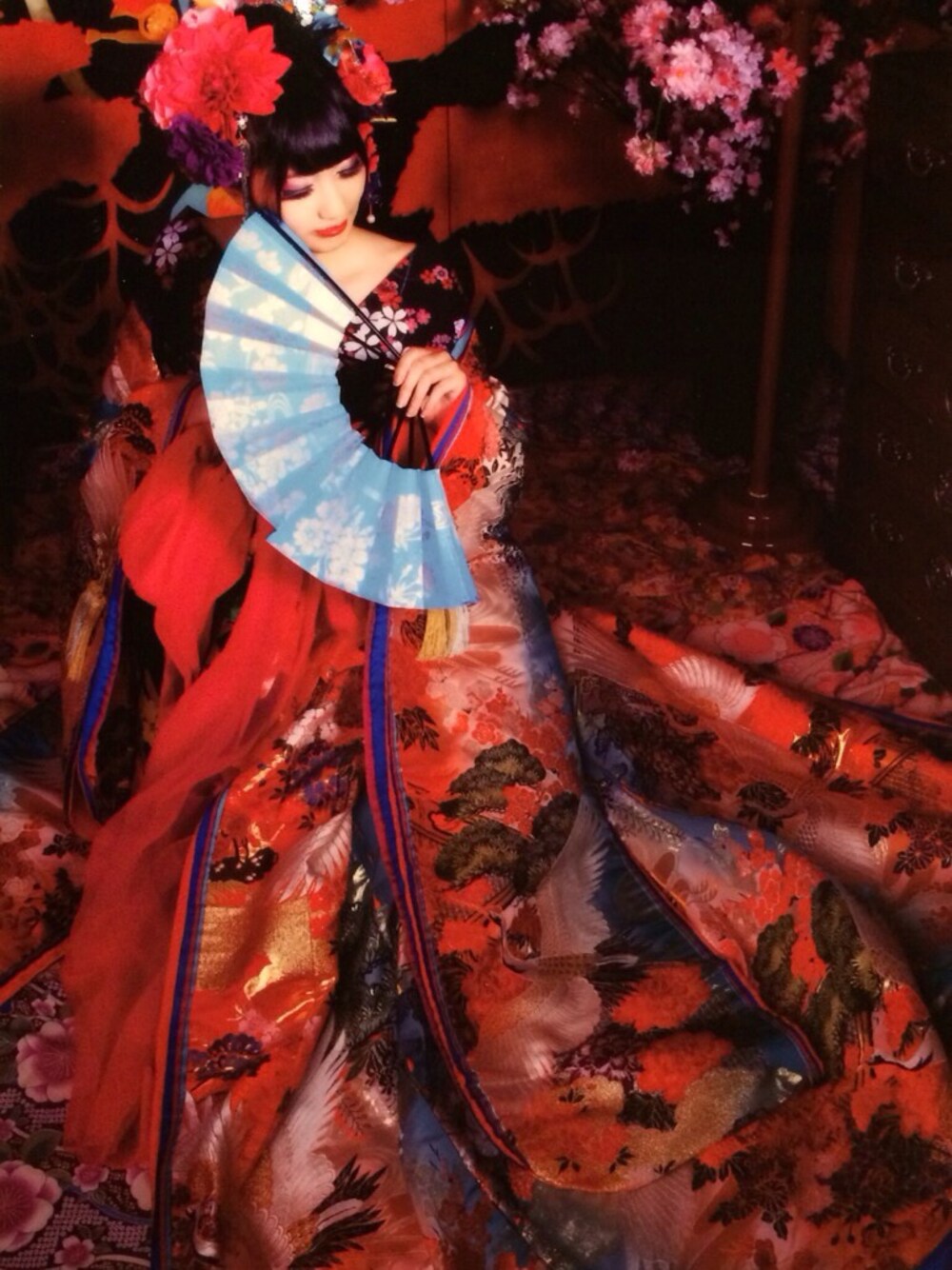 レッド系の浴衣を着用したレディースの冬コーディネートの1枚目の写真