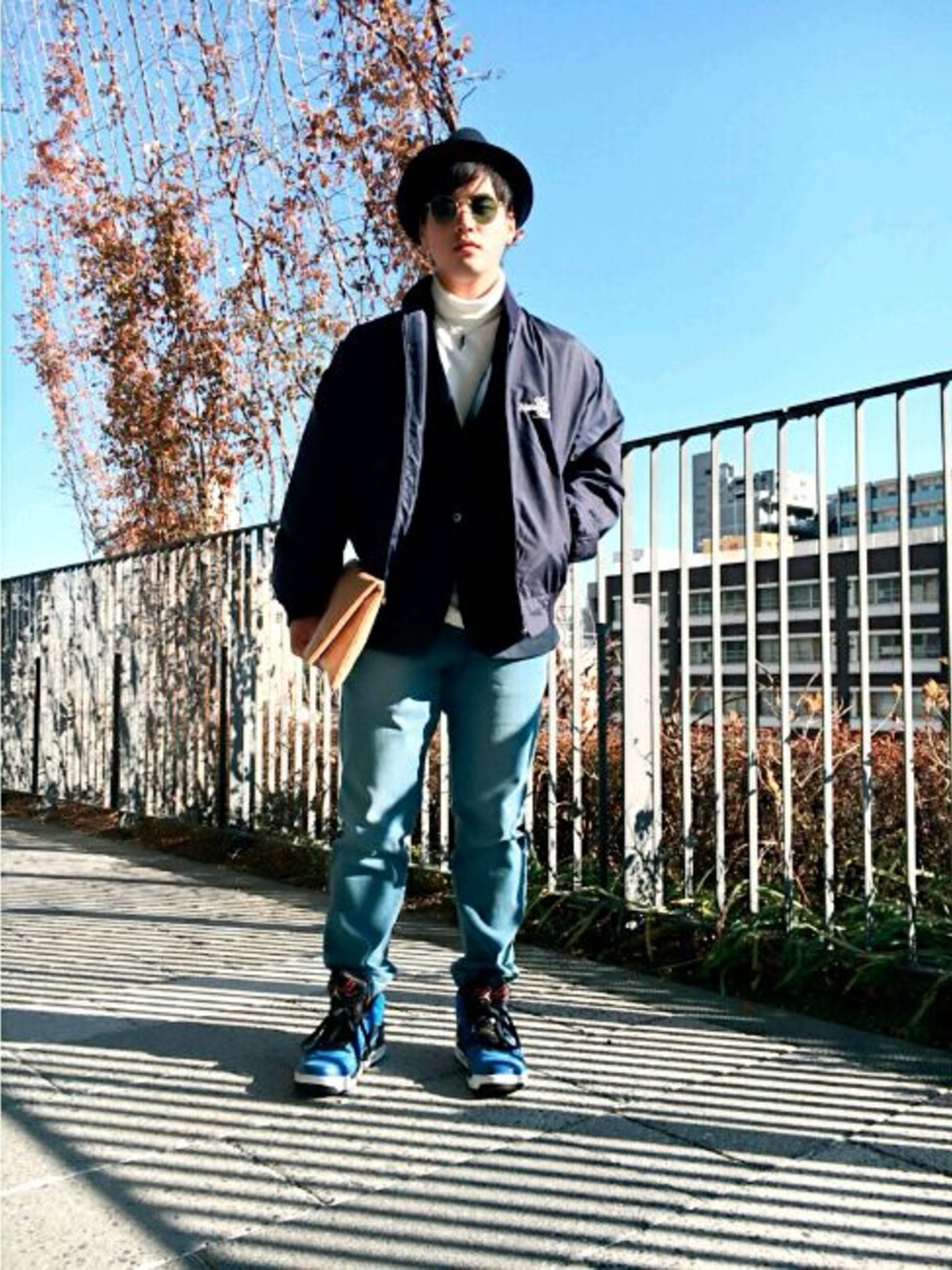「ブルゾン、テーラドジャケット、ハイネック、シンプル、RAYBAN、Jordan、Right-on、古着」｜「UNIQLOのアイテム（デニムパンツ、ブルー系）」を使った、Kenske Okamotoさん（メンズ・170cm）の冬コーディネートの1枚目の写真