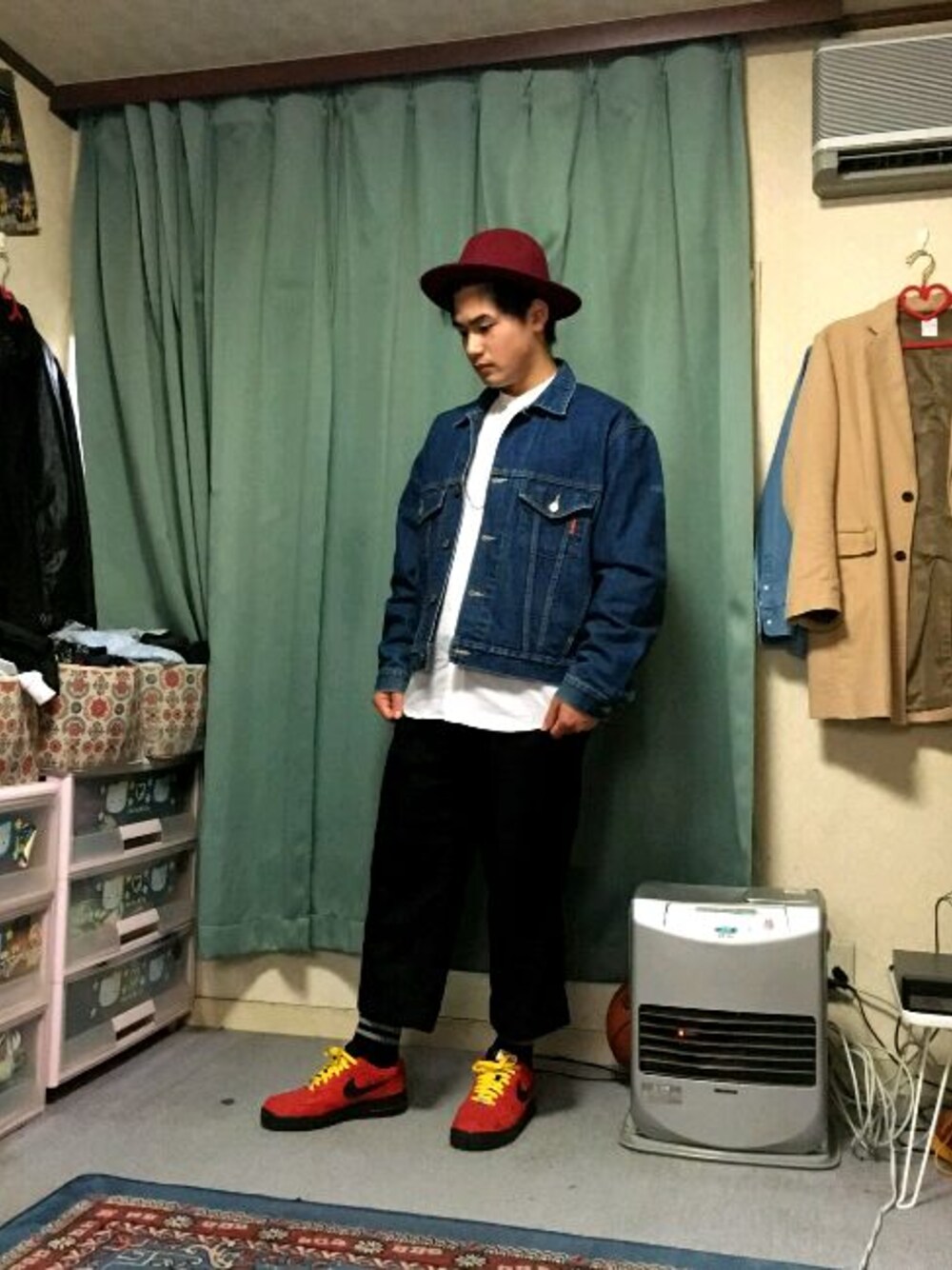 「古着、ジージャン、ツバ広ハット、Right-on、UNIQLO、NIKE、ALR FORCE、GU、ノーカラー」｜「古着のアイテム（デニムジャケット、ブルー系）」を使った、Kenske Okamotoさん（メンズ・170cm）の冬コーディネートの1枚目の写真