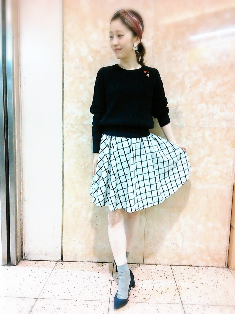 「ニット、パンプス、ブロックチェック、スカーフ、リバーシブル、フレアースカート」｜「ROPE' PICNICのチェック・無地リバーシブルスカート（スカート、ブラック系）」を使った、mayakoさん（レディース・155cm）の秋コーディネートの1枚目の写真