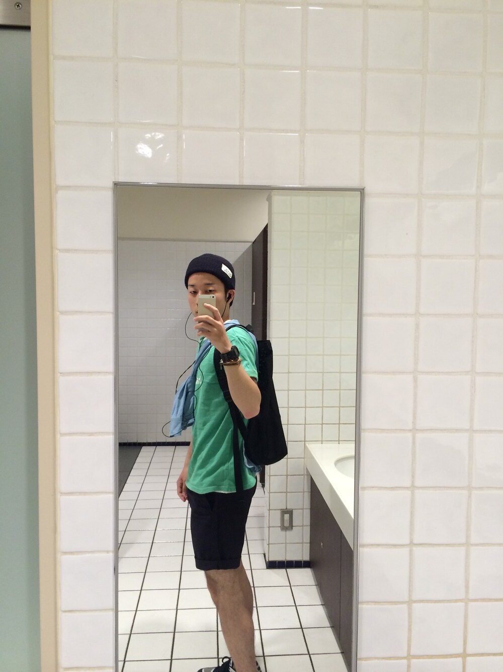 「New Balance、Tシャツ、UNIQLO、デニムシャツ、G-SHOCK、ショーツ、green label relaxing、MYSTERY RANCH、NEW  BALANCE 、たすき掛け」｜「MYSTERY RANCHのミステリーランチ / ブーティーバック（バックパック/リュック、ブラック系）」を使った、kengoさん（メンズ・170cm）の夏コーディネートの1枚目の写真