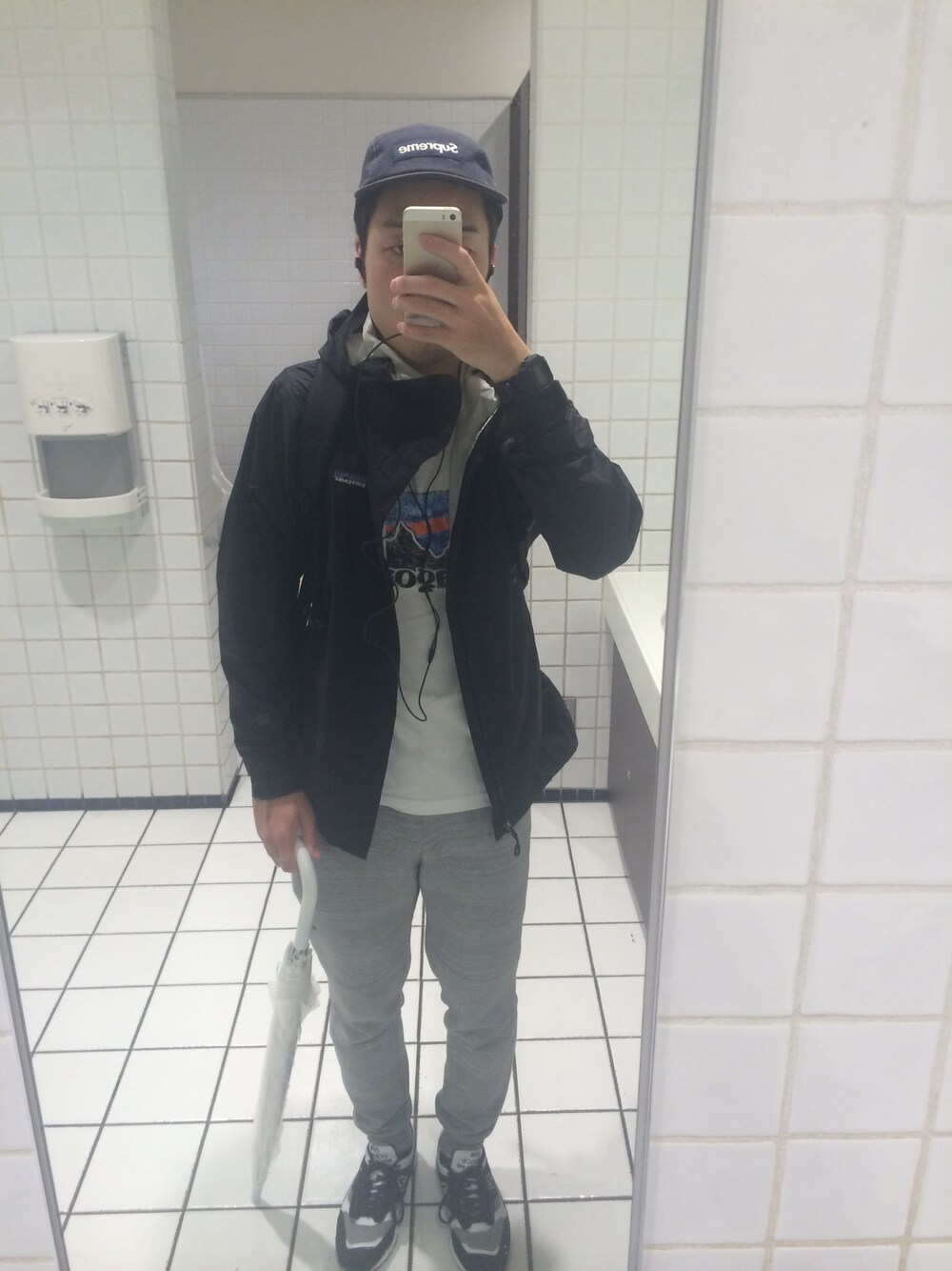 「スニーカー、マウンテンパーカー、NIKE、New Balance、無印良品、supreme、patagonia、G-SHOCK、ジェットキャップ、スウエットパンツ」｜「BEAMSのARC'TERYX / “MANTIS 26”（バックパック/リュック、ブラック系）」を使った、kengoさん（メンズ・170cm）の夏コーディネートの1枚目の写真