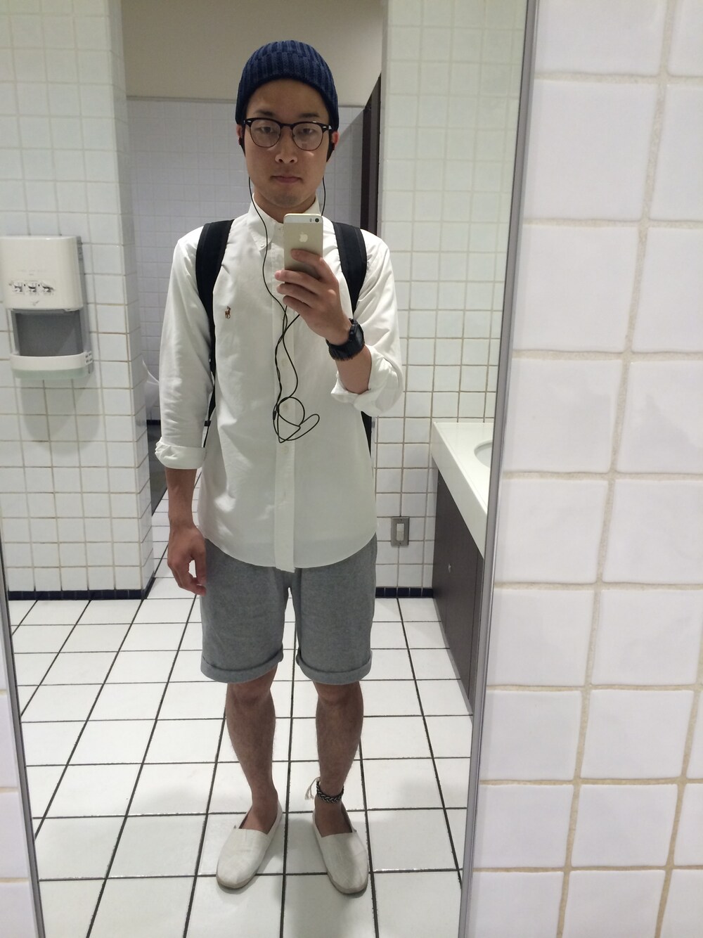 「白シャツ、ニット帽、G-SHOCK、リネン、toms、Ralph Lauren、green label relaxing、MYSTERY RANCH、スウエットパンツ」｜「MYSTERY RANCHのミステリーランチ / ブーティーバック（バックパック/リュック、ブラック系）」を使った、kengoさん（メンズ・170cm）の夏コーディネートの1枚目の写真