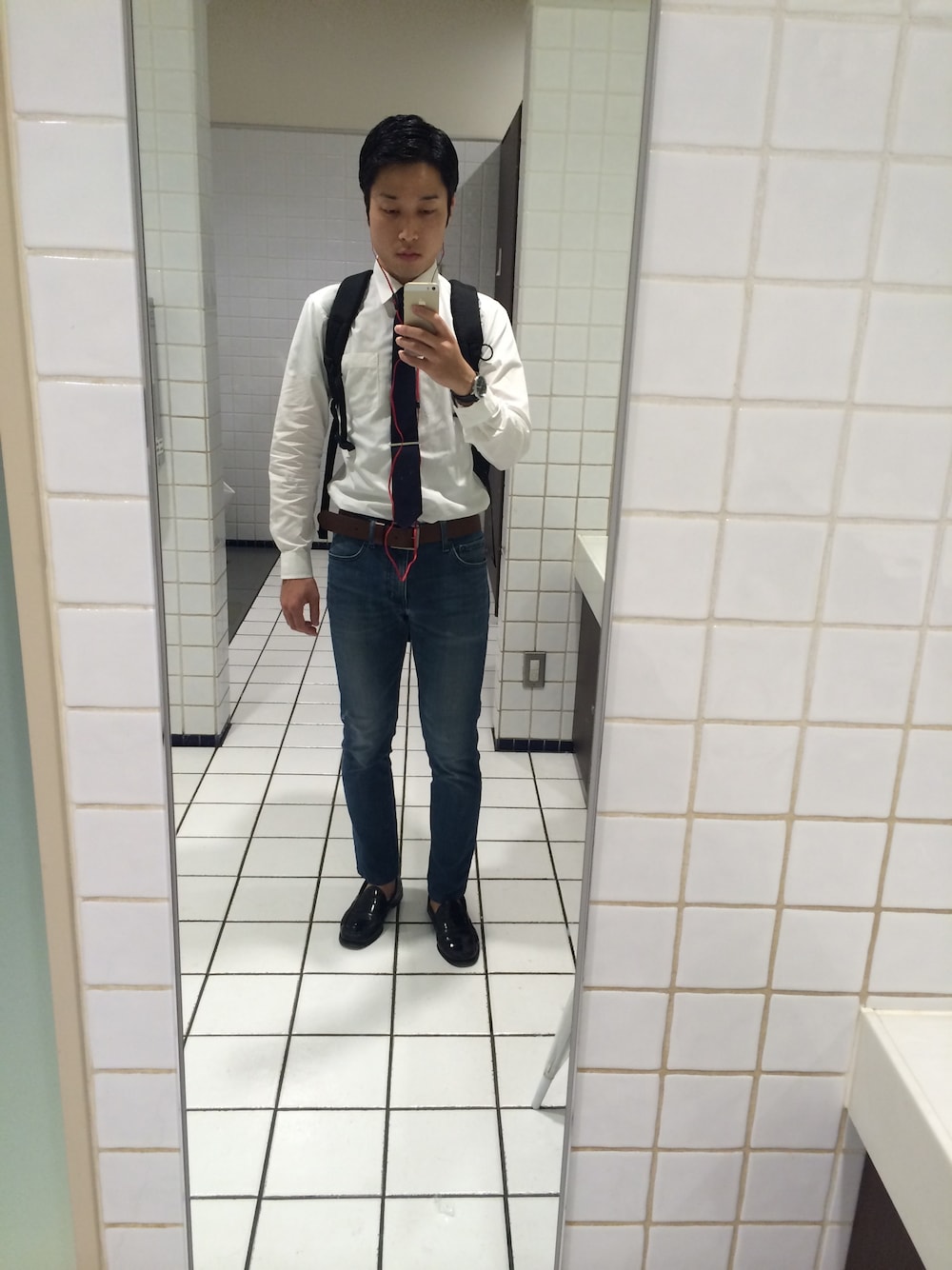 「デニム、ローファー、UNIQLO、ARC'TERYX、ネクタイ、TIMEX、白シャツ×デニム、七三分けヘアー」｜「UNIQLOのアイテム（シャツ/ブラウス、ホワイト系）」を使った、kengoさん（メンズ・170cm）の夏コーディネートの1枚目の写真