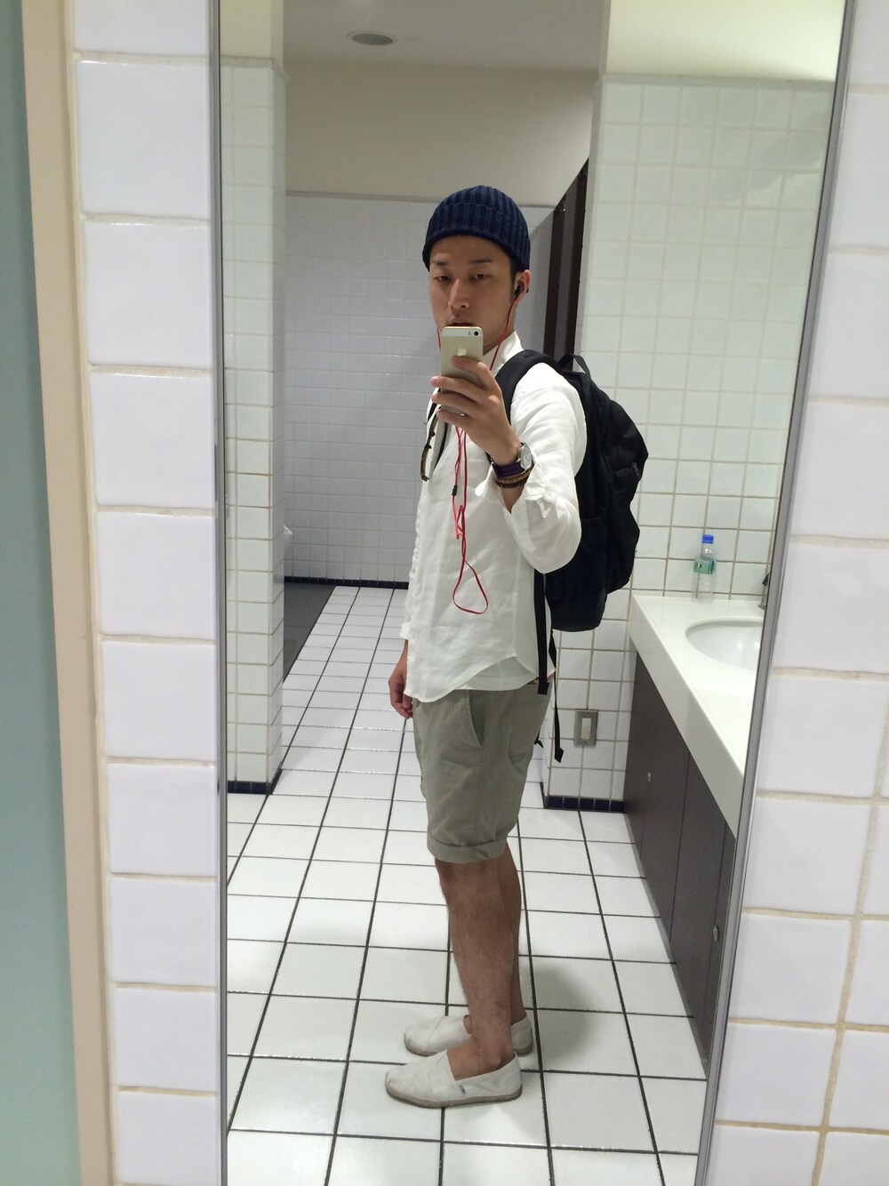 「バックパック、ニット帽、UNIQLO、ARC'TERYX、リネン、ショーツ、toms、TIMEX、ray ban、BEAUTY&YOUTH UNITED ARROWS」｜「BEAMSのARC'TERYX / “MANTIS 26”（バックパック/リュック、ブラック系）」を使った、kengoさん（メンズ・170cm）の夏コーディネートの1枚目の写真