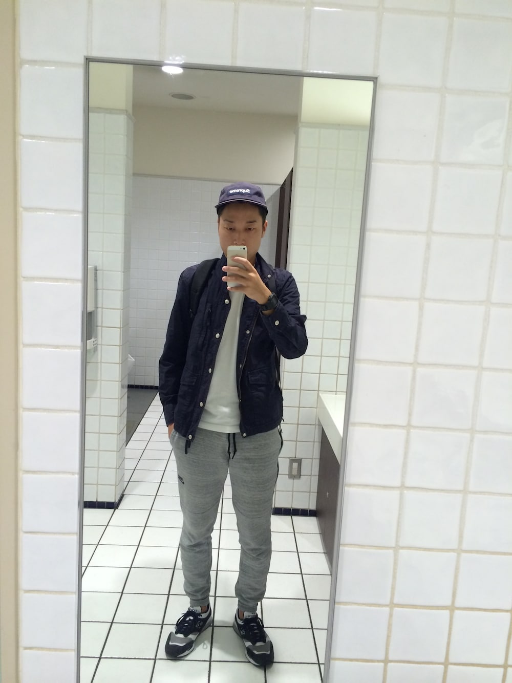 「supreme、G-SHOCK、NIKE、JOURNAL STANDARD relume、New Balance、ARC'TERYX、スエットパンツ、ジェットキャップ、スニーカー、バックパック」｜「BEAMSのARC'TERYX / “MANTIS 26”（バックパック/リュック、ブラック系）」を使った、kengoさん（メンズ・170cm）の秋コーディネートの1枚目の写真