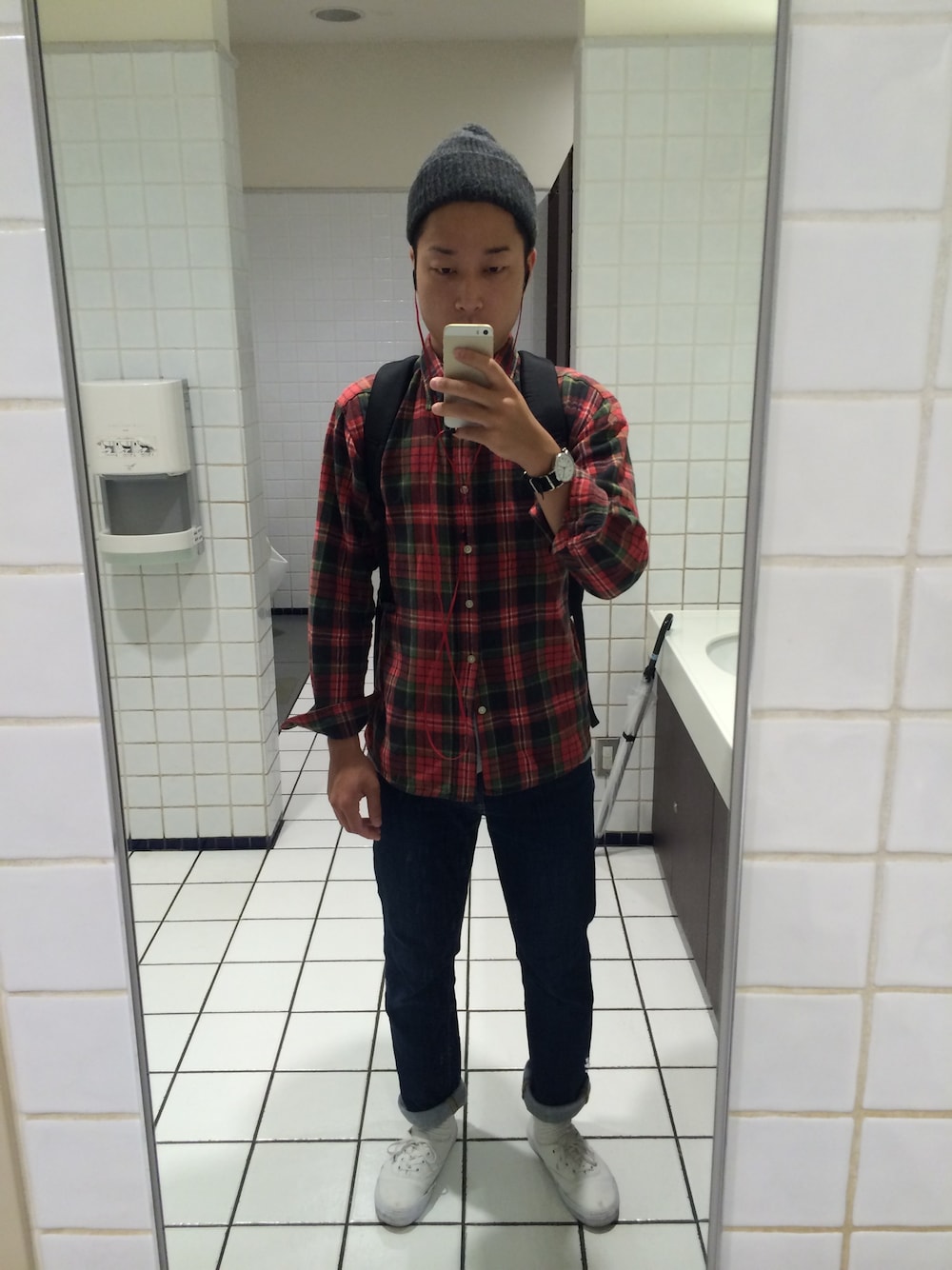 「UNIQLO、Polo Ralph Lauren、TIMEX、ARC'TERYX、BEAUTY&YOUTH UNITED ARROWS、VANS、ボタンダウンシャツ、白ソックス、ニット帽、バックパック」｜「BEAMSのARC'TERYX / “MANTIS 26”（バックパック/リュック、ブラック系）」を使った、kengoさん（メンズ・170cm）の秋コーディネートの1枚目の写真