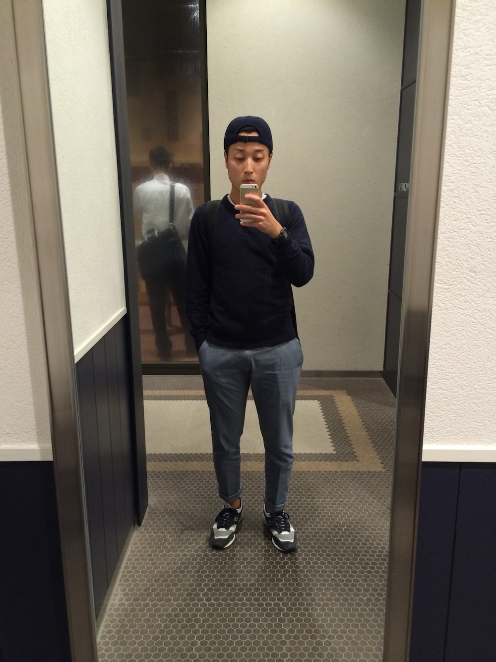 「UNIQLO、journal standard、MYSTERY RANCH、New Balance、G-SHOCK、URBAN RESEARCH DOORS、スエット、スニーカー、バックパック、キャップ」｜「URBAN RESEARCH DOORSのフェルトキャップ（帽子、ブルー系）」を使った、kengoさん（メンズ・170cm）の秋コーディネートの1枚目の写真