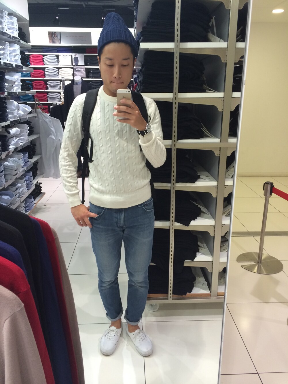 「UNIQLO、ARC'TERYX、URBAN RESEARCH DOORS、TIMEX、VANS、白ニット、スニーカー、バックパック、ケーブルニット、インディゴ」｜「URBAN RESEARCH DOORS MENSのD'sh インディゴニットキャップ（ニットキャップ/ビーニー、ブルー系）」を使った、kengoさん（メンズ・170cm）の秋コーディネートの1枚目の写真