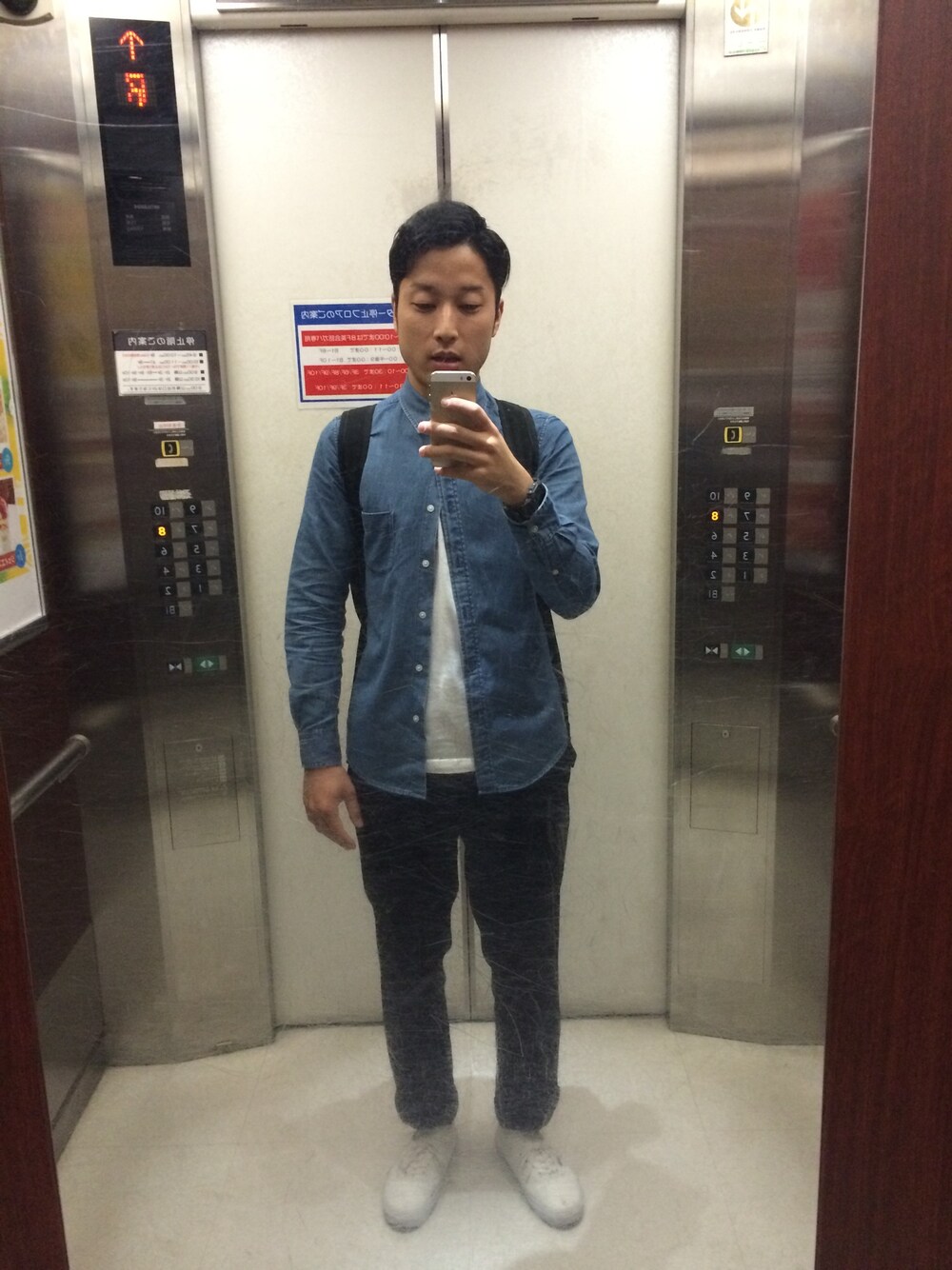 「UNIQLO、green label relaxing、VANS、MYSTERY RANCH、G-SHOCK、デニムシャツ、スラックス、バックパック、スニーカー、ray ban」｜「UNIQLOのアイテム（Tシャツ/カットソー、ホワイト系）」を使った、kengoさん（メンズ・170cm）の秋コーディネートの1枚目の写真