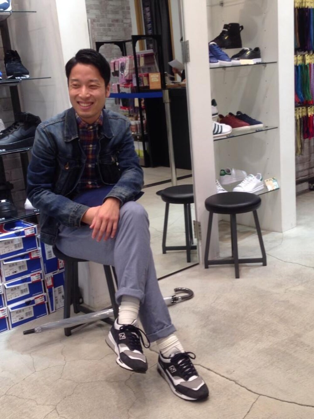 「GAP、united arrows、journal standard、New Balance、MYSTERY RANCH、G-SHOCK、デニムジャケット、セミワイド、クラッチバッグ、白ソックス」｜「JOURNAL STANDARDのアイテム（その他パンツ、ブルー系）」を使った、kengoさん（メンズ・170cm）の秋コーディネートの1枚目の写真