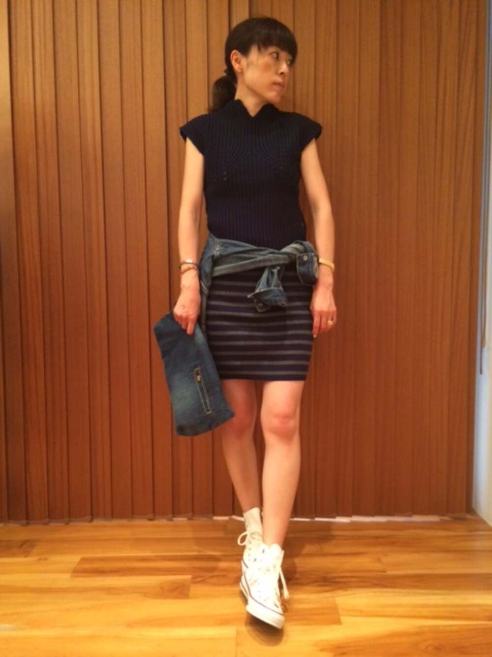 「ネイビー、cher、ノースリーブ、コンバース ハイカット、デニムクラッチ、Lee×cher、FRuit Cake」｜「Lee×CherのCLUTCH（クラッチバッグ、ブルー系）」を使った、細井多恵さん（レディース・157cm）の夏コーディネートの1枚目の写真