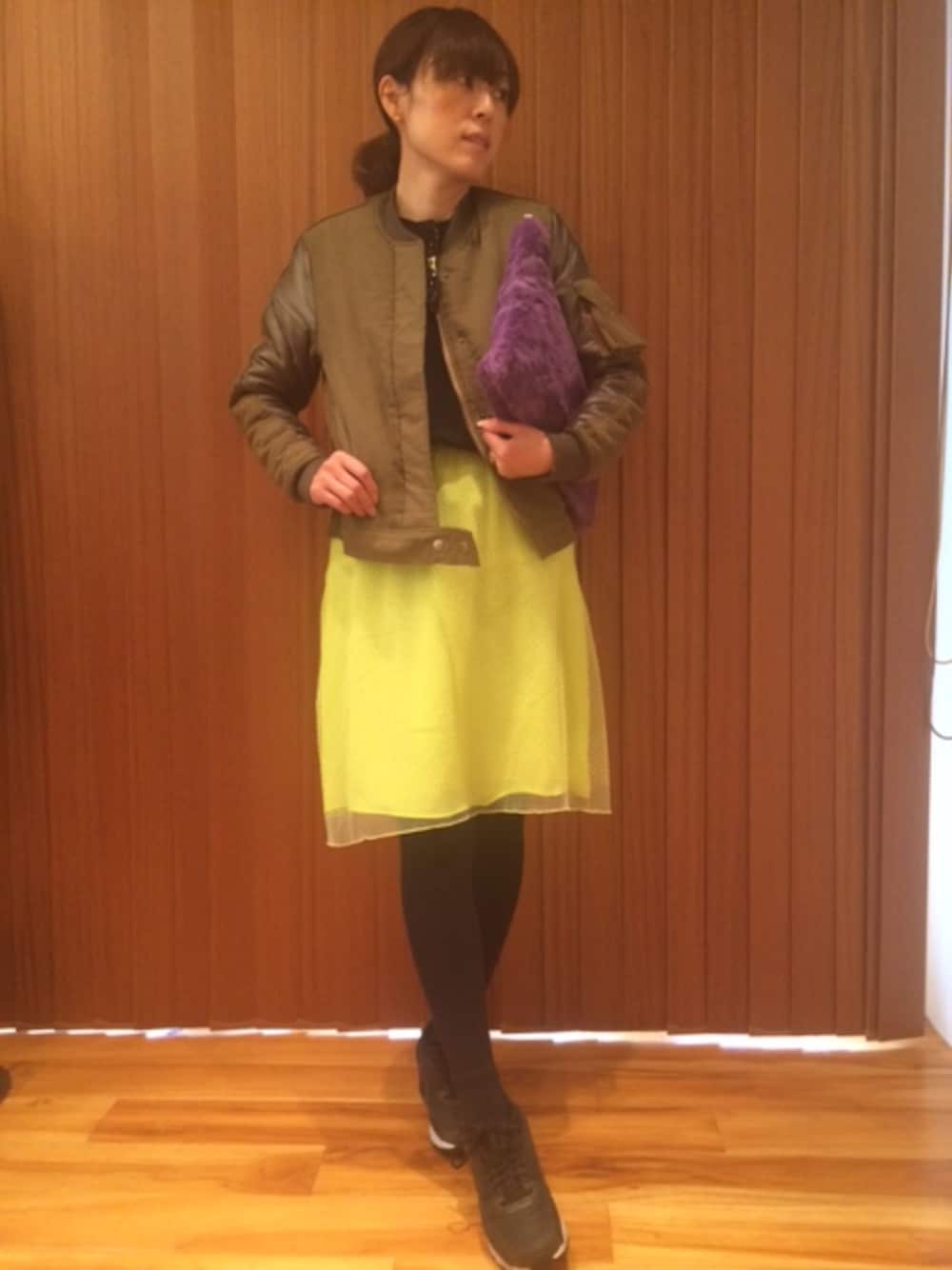 「スニーカーコーデ、カーキアウター、蛍光イエロー、ダメージスウェット」｜「Bianca`s closetのm-DREW（スウェット、ブルー系）」を使った、細井多恵さん（レディース・157cm）の秋コーディネートの1枚目の写真