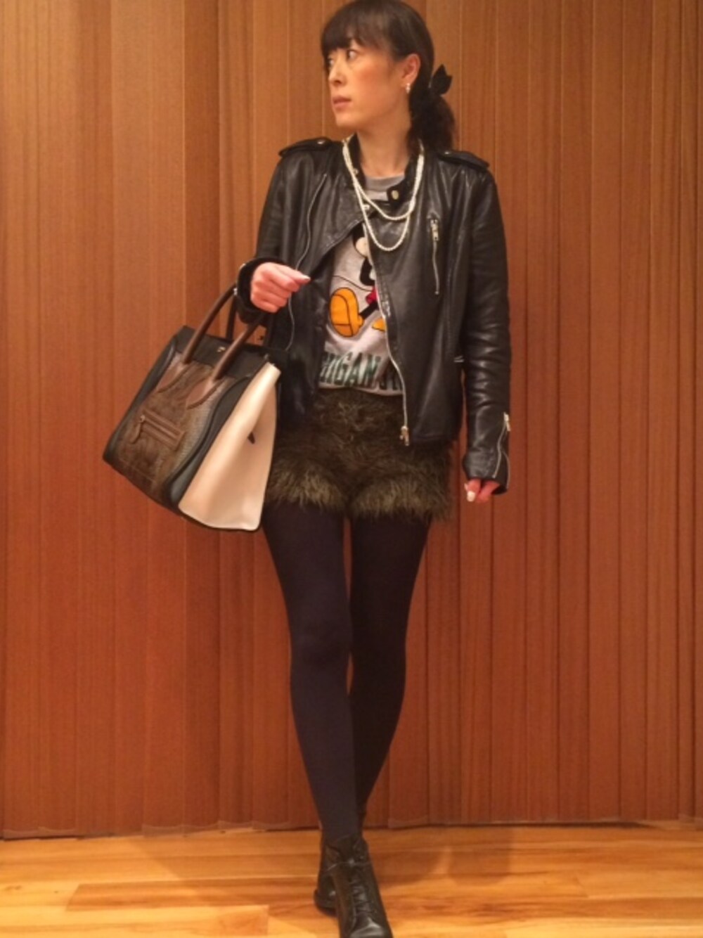 「レザージャケット、パールネックレス、ミッキーT」｜「CherのLEON & HARPER(CALICE)（ライダースジャケット、ブラック系）」を使った、細井多恵さん（レディース・157cm）の冬コーディネートの1枚目の写真