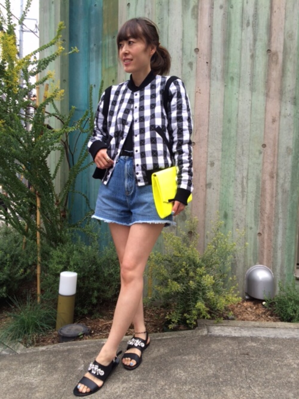 「イエロー、クラッチバッグ、ギンガムチェック、cher、サンダル、デニムショートパンツ」｜「Lee×CherのNICOLE（デニムパンツ、ブルー系）」を使った、細井多恵さん（レディース・157cm）の春コーディネートの1枚目の写真