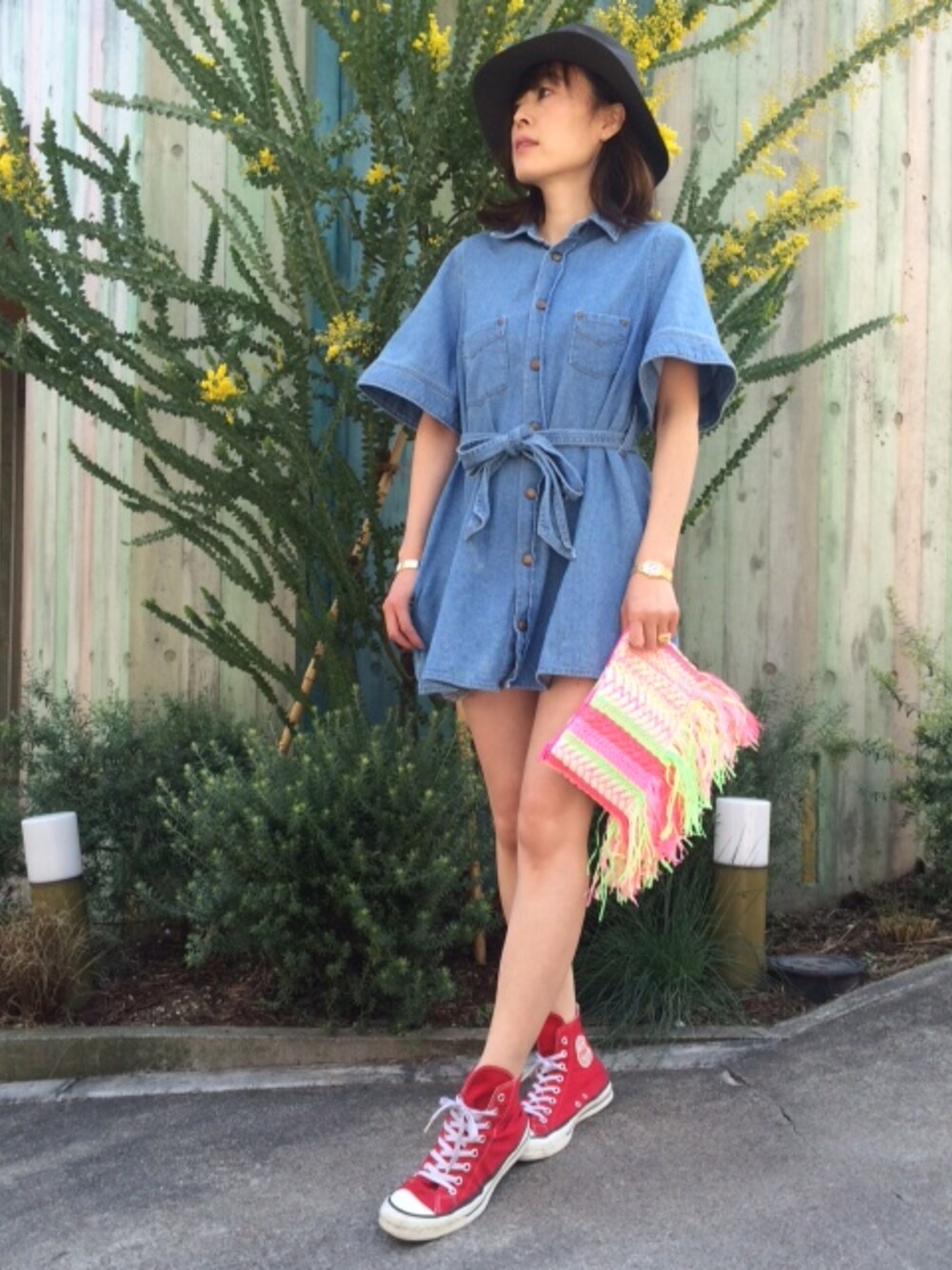 「クラッチバッグ、cher、ハイカットスニーカー、デニムワンピース、コンバース ハイカット」｜「Cherのlolli swim(VC106)（クラッチバッグ、ピンク系）」を使った、細井多恵さん（レディース・157cm）の春コーディネートの1枚目の写真
