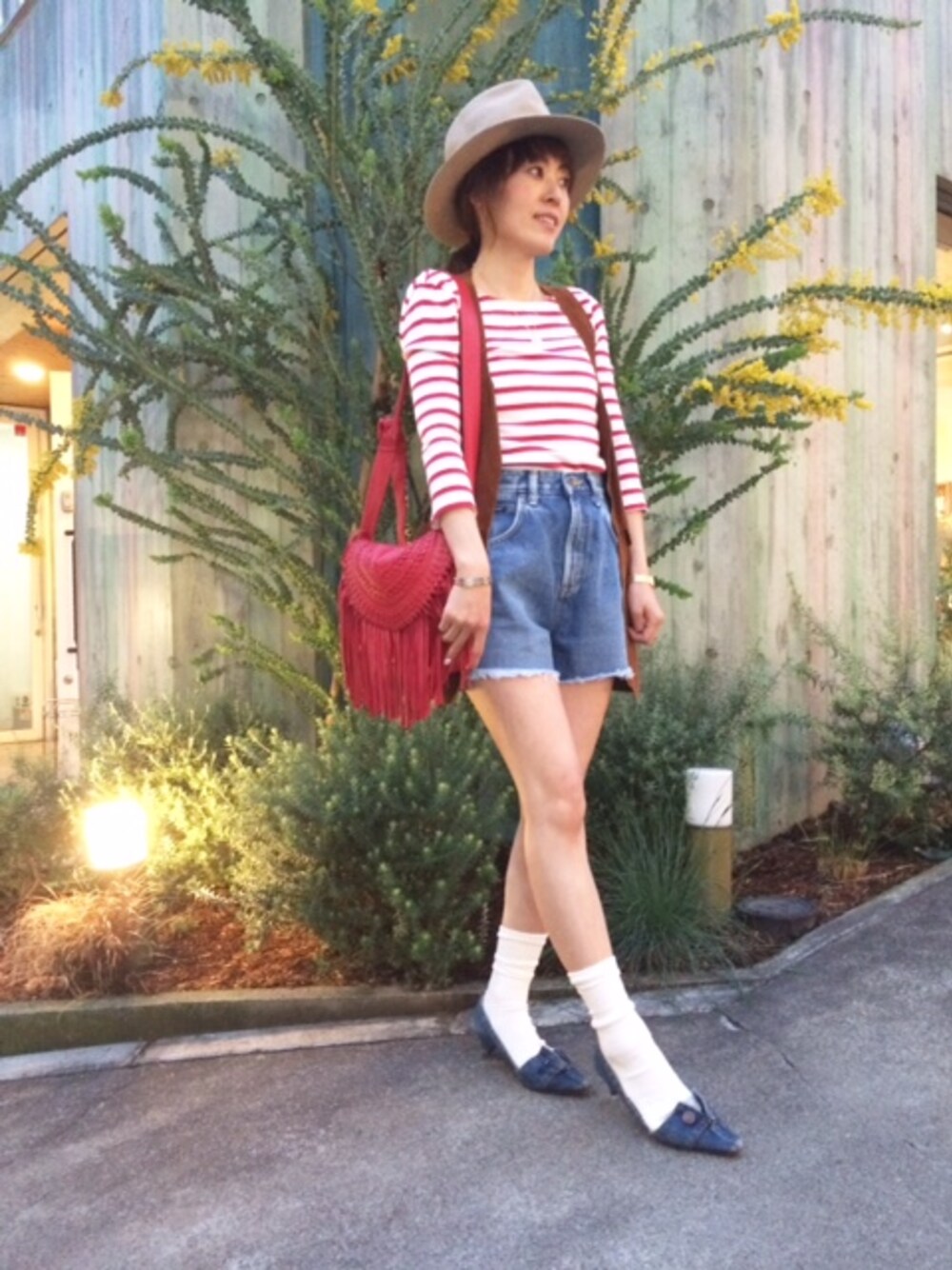 「デニム、ボーダー、ベスト、ハット、cher」｜「Bianca`s closetのg'-MILLY（Tシャツ/カットソー、レッド系）」を使った、細井多恵さん（レディース・157cm）の春コーディネートの1枚目の写真