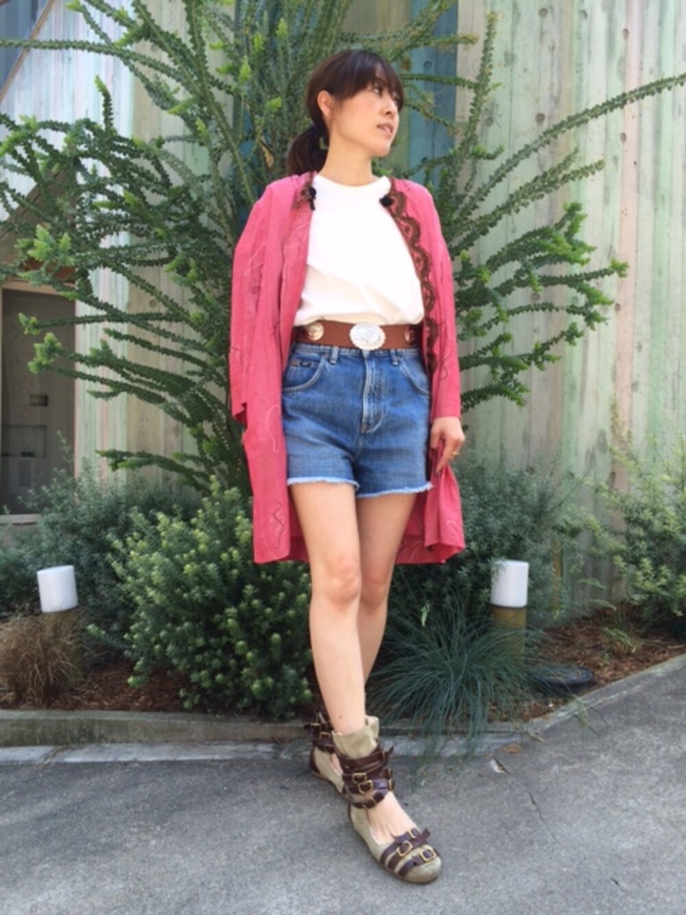 「cher、デニムショートパンツ、ガウンコート」｜「Lee×CherのNICOLE（デニムパンツ、ブルー系）」を使った、細井多恵さん（レディース・157cm）の春コーディネートの1枚目の写真