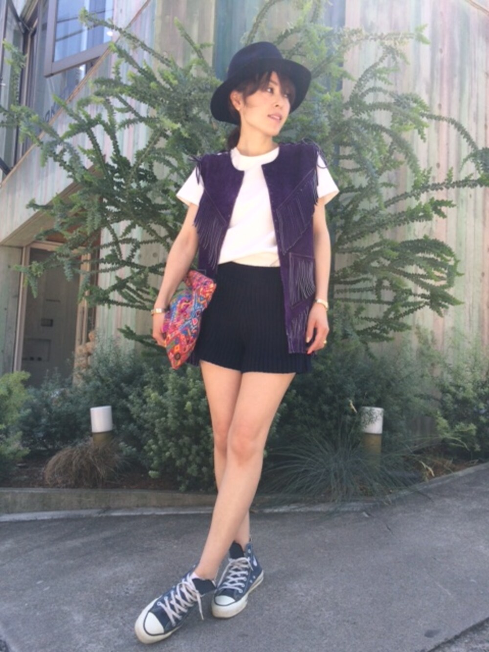 「コンバース、ショートパンツ、ベスト、cher」｜「FRUIT CAKEのC'-TOWNE（その他パンツ、ブルー系）」を使った、細井多恵さん（レディース・158cm）の夏コーディネートの1枚目の写真