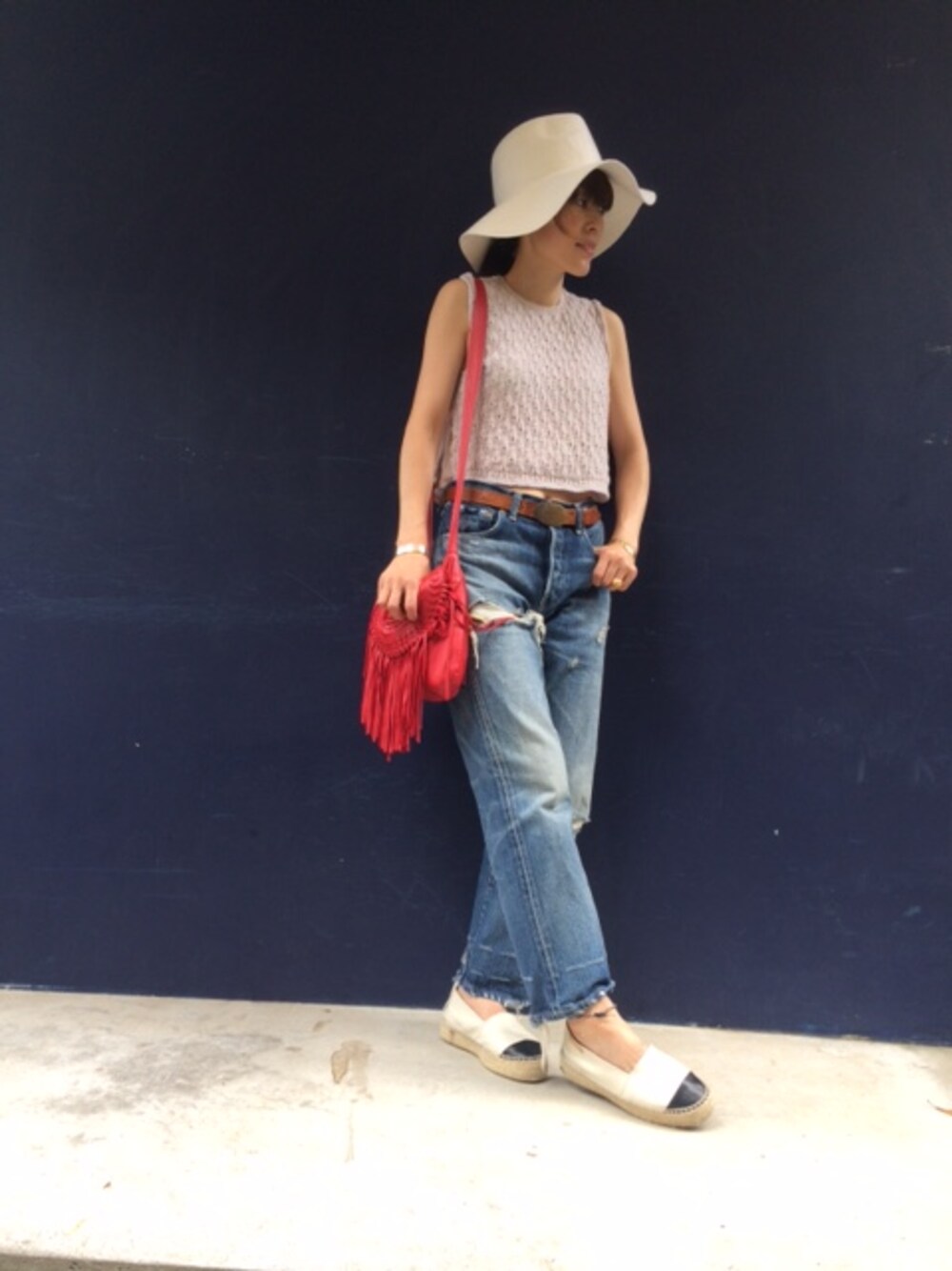 「古着、ハット、デニムパンツ、cher、CherShore」｜「Lee×CherのARIES（デニムパンツ、ブルー系）」を使った、細井多恵さん（レディース・157cm）の夏コーディネートの1枚目の写真