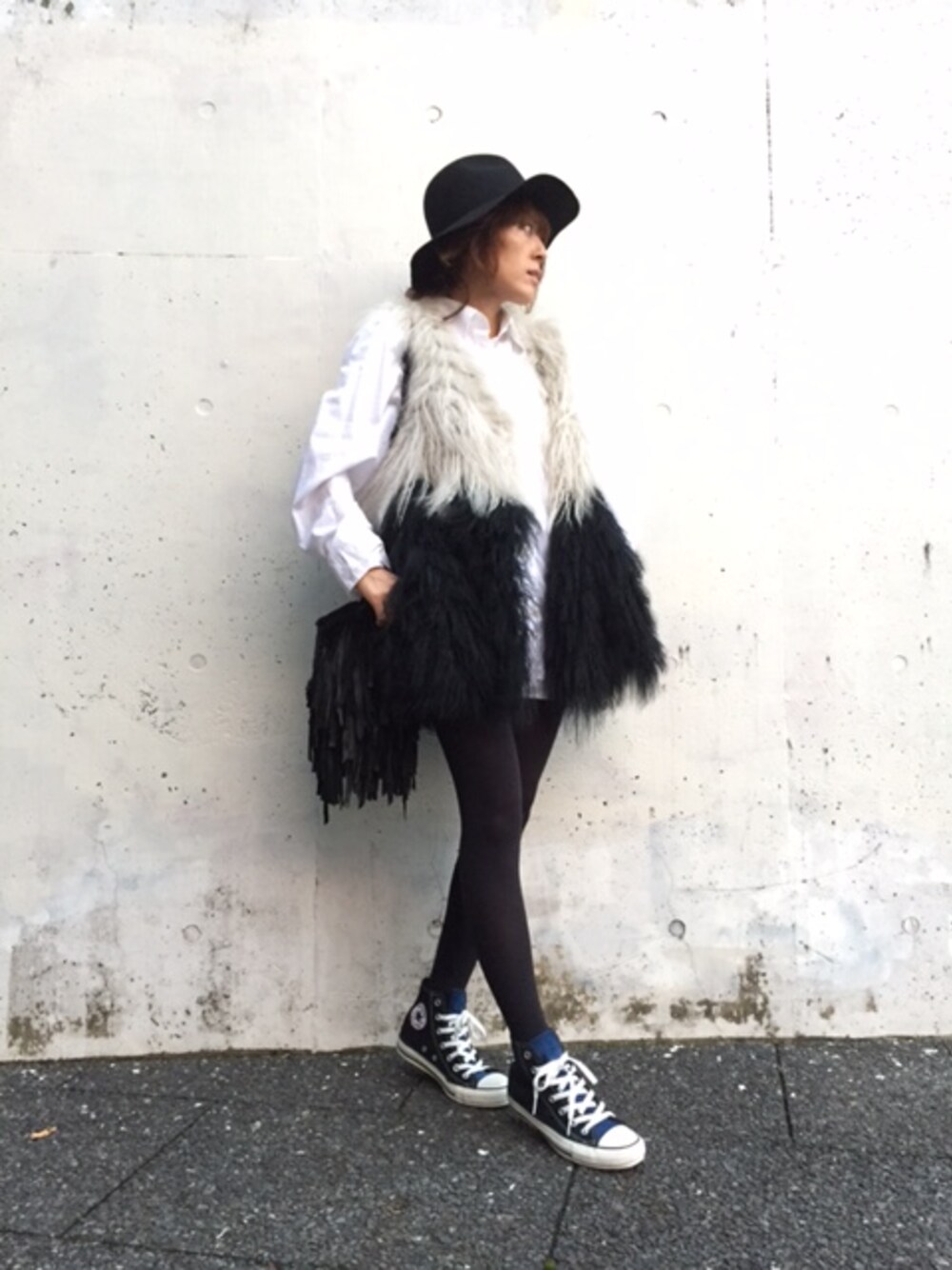 「ハット、cher、ハイカットスニーカー、ファーベスト、シャツスタイル、モノトーンコーデ」｜「CONVERSEのCher×CONVERSE 15AW（スニーカー、その他）」を使った、細井多恵さん（レディース・157cm）の秋コーディネートの1枚目の写真
