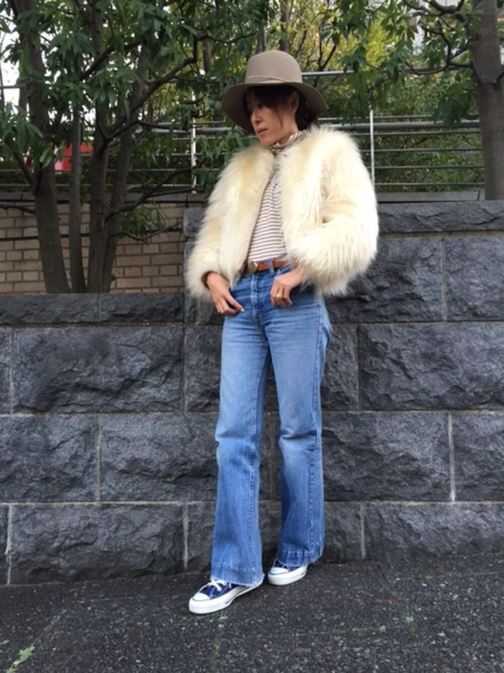 「古着、ファー、デニム、converse、cher」｜「FRUIT CAKEのタートルトップス（その他トップス、ベージュ系）」を使った、細井多恵さん（レディース・157cm）の秋コーディネートの1枚目の写真