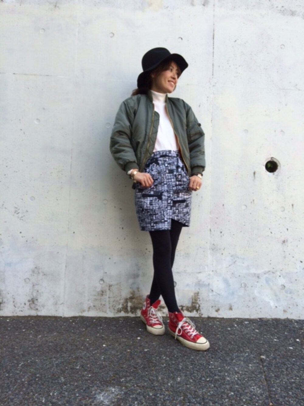 「古着、MA-1、converse、ハット、cher」｜「FRUIT CAKEのCLOLA（ハット、ブラック系）」を使った、細井多恵さん（レディース・157cm）の秋コーディネートの1枚目の写真
