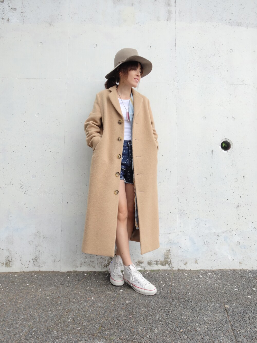 「古着、ハット、ロングコート、cher」｜「FRUIT CAKEのM-MORRIS（チェスターコート、ベージュ系）」を使った、細井多恵さん（レディース・157cm）の秋コーディネートの1枚目の写真