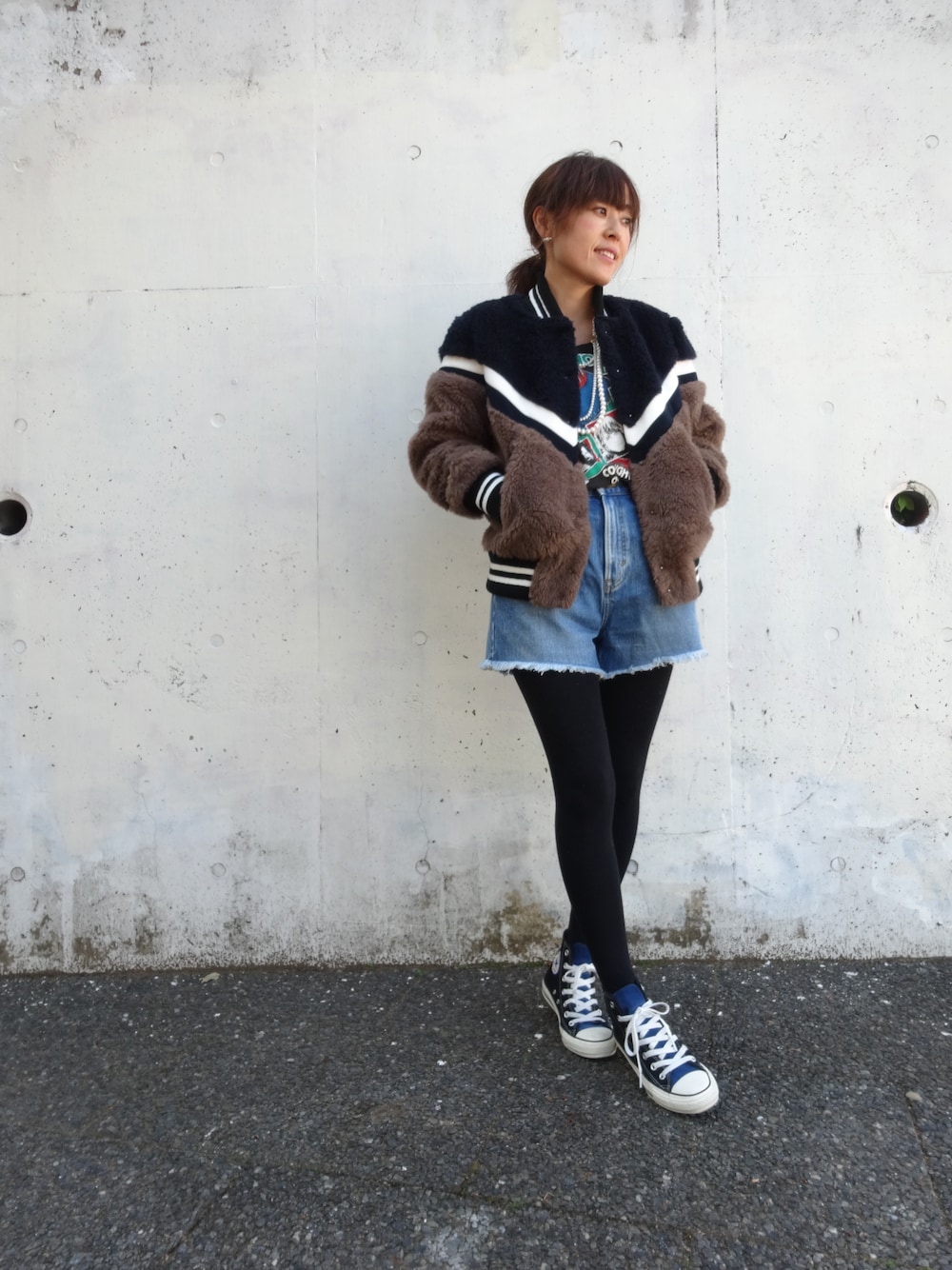 「ブルゾン、converse、cher、パールネックレス、ロックT」｜「Lee×CherのNICOLE（デニムパンツ、ブルー系）」を使った、細井多恵さん（レディース・157cm）の秋コーディネートの1枚目の写真